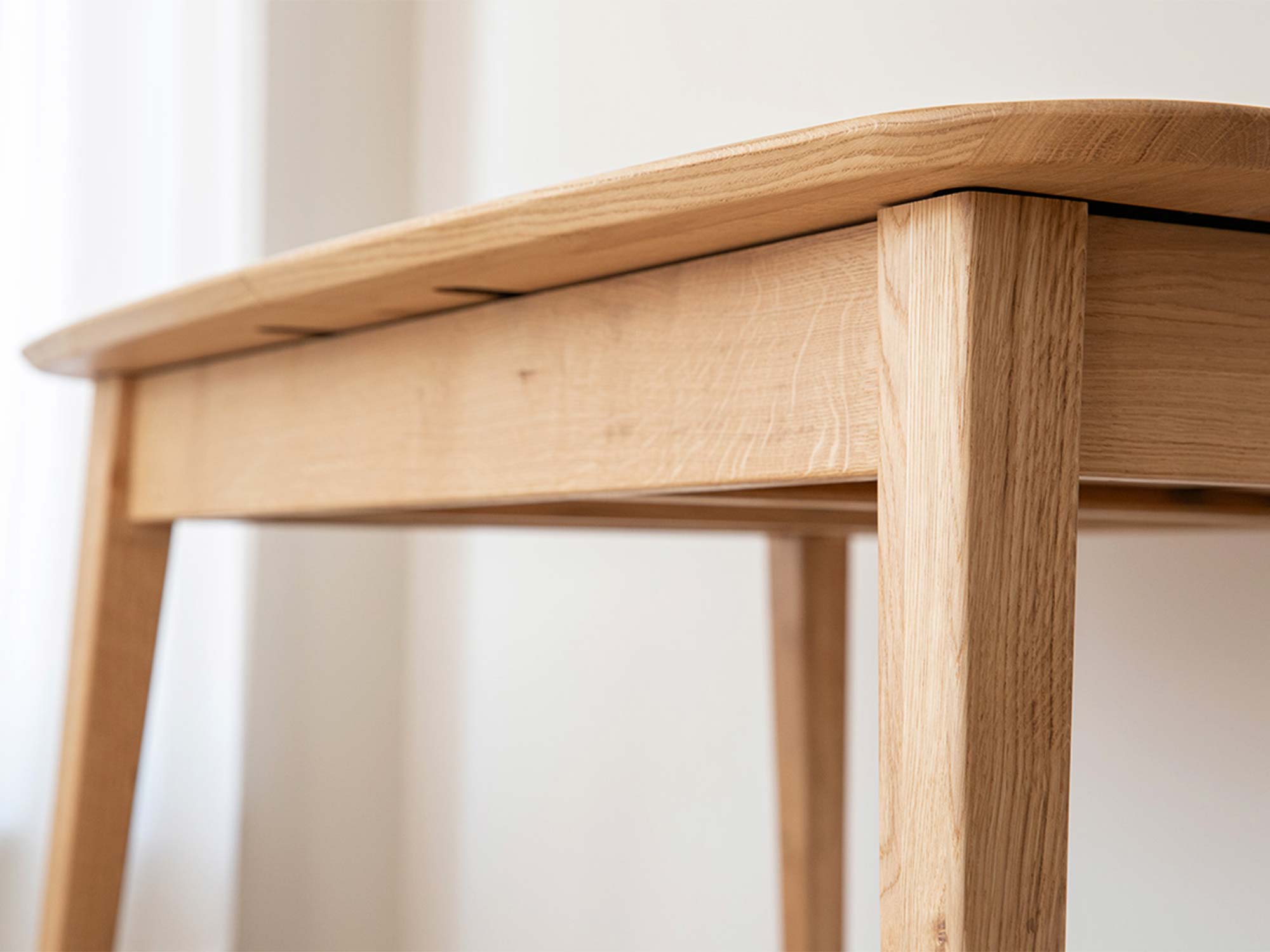 Detal mocowania nogi do blatu stołu dębowego jasnego zbliżenie