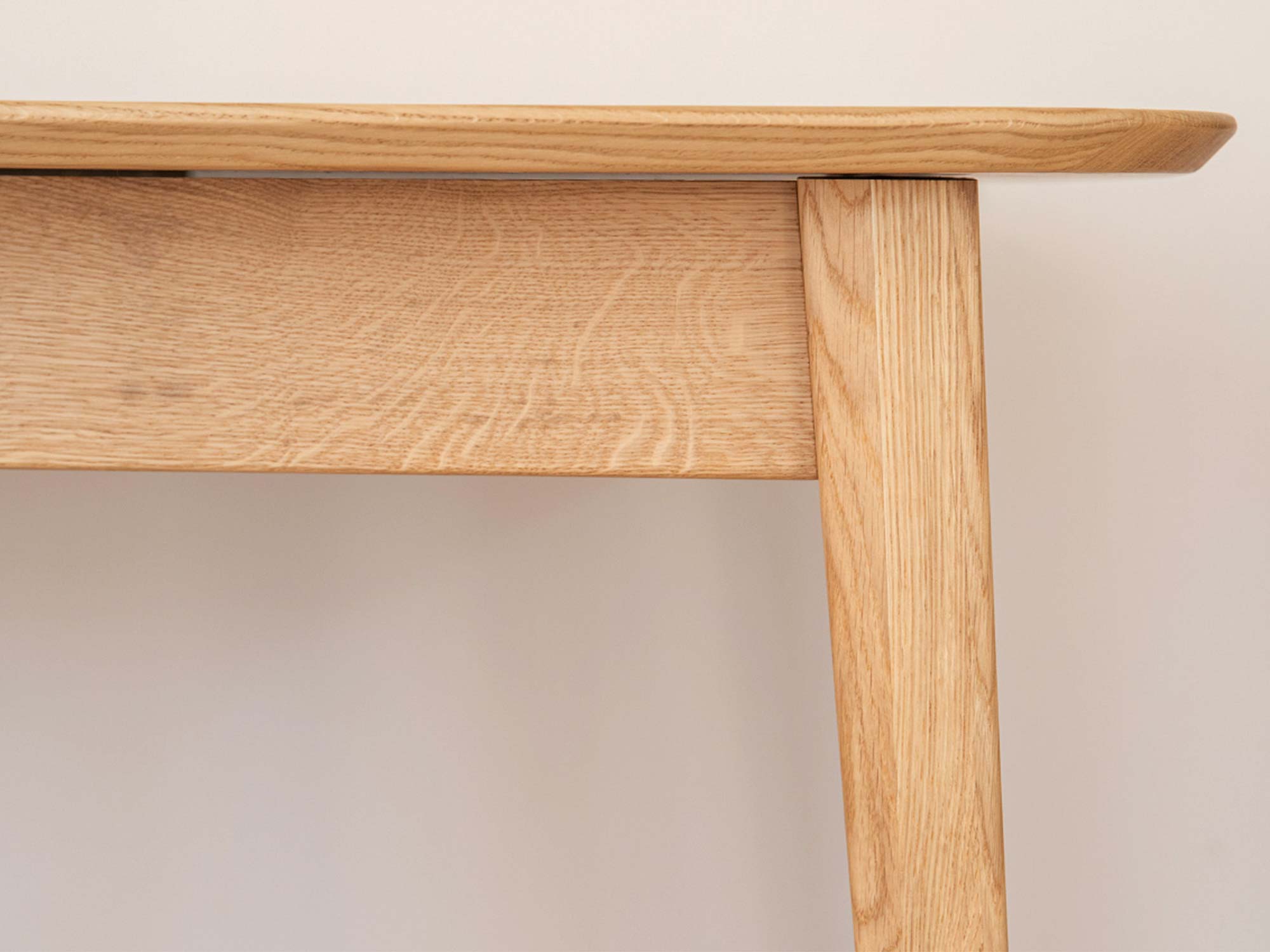 Zbliżenie na mocowanie nogi stołu dębowego jasnego usłojenie drewna