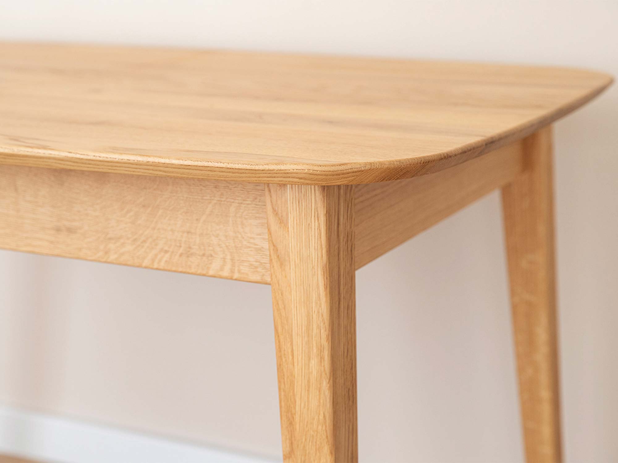 Narożnik blatu stołu dębowego jasnego z nogą usłojenie drewna