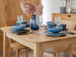Miniaturka 15 - Dębowy stół jasny w aranżacji jadalni z niebieską ceramiką i kwiatami