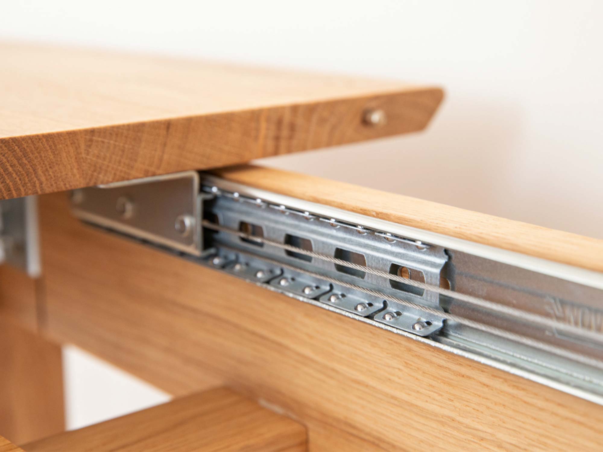 Mechanizm rozkładania stołu dębowego prowadnice teleskopowe zbliżenie