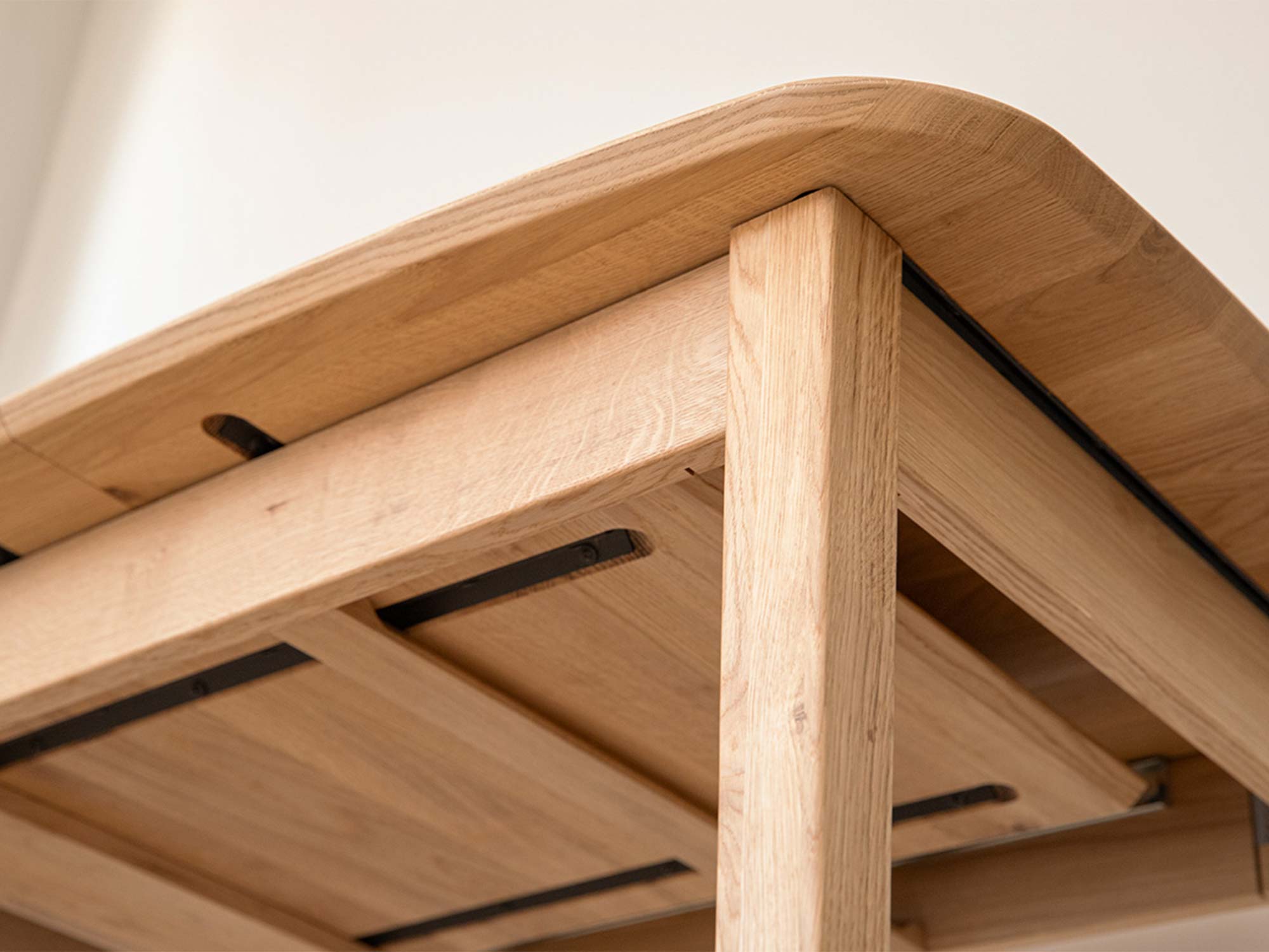 Spód blatu stołu dębowego jasnego z konstrukcją nóg zbliżenie