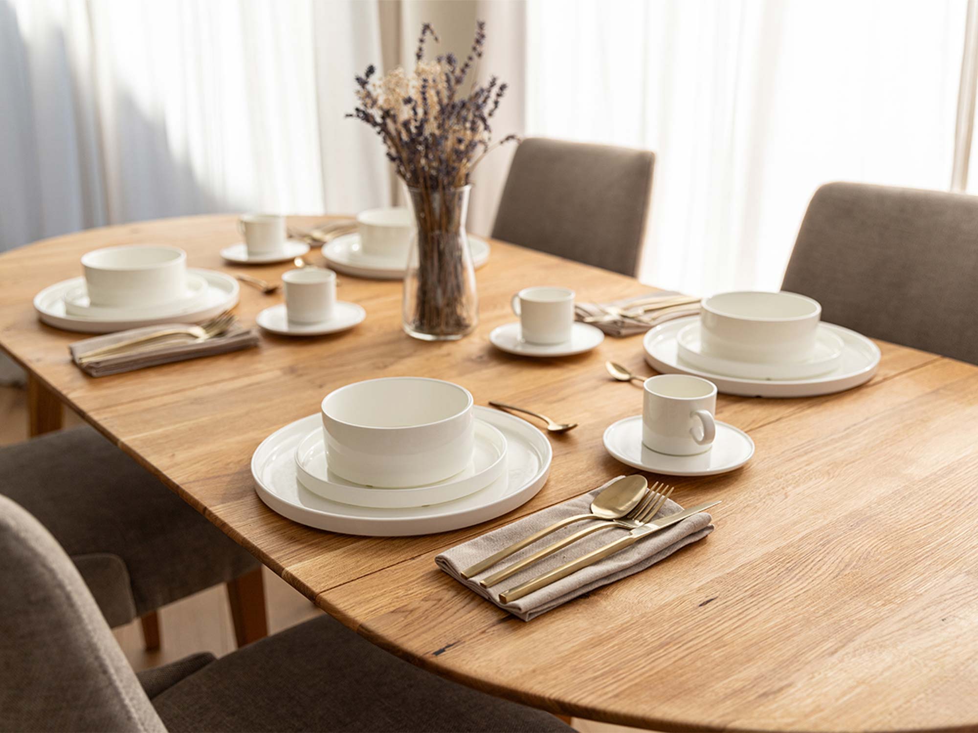 Blat stołu dębowego rozkładanego w aranżacji jadalni z białą zastawą