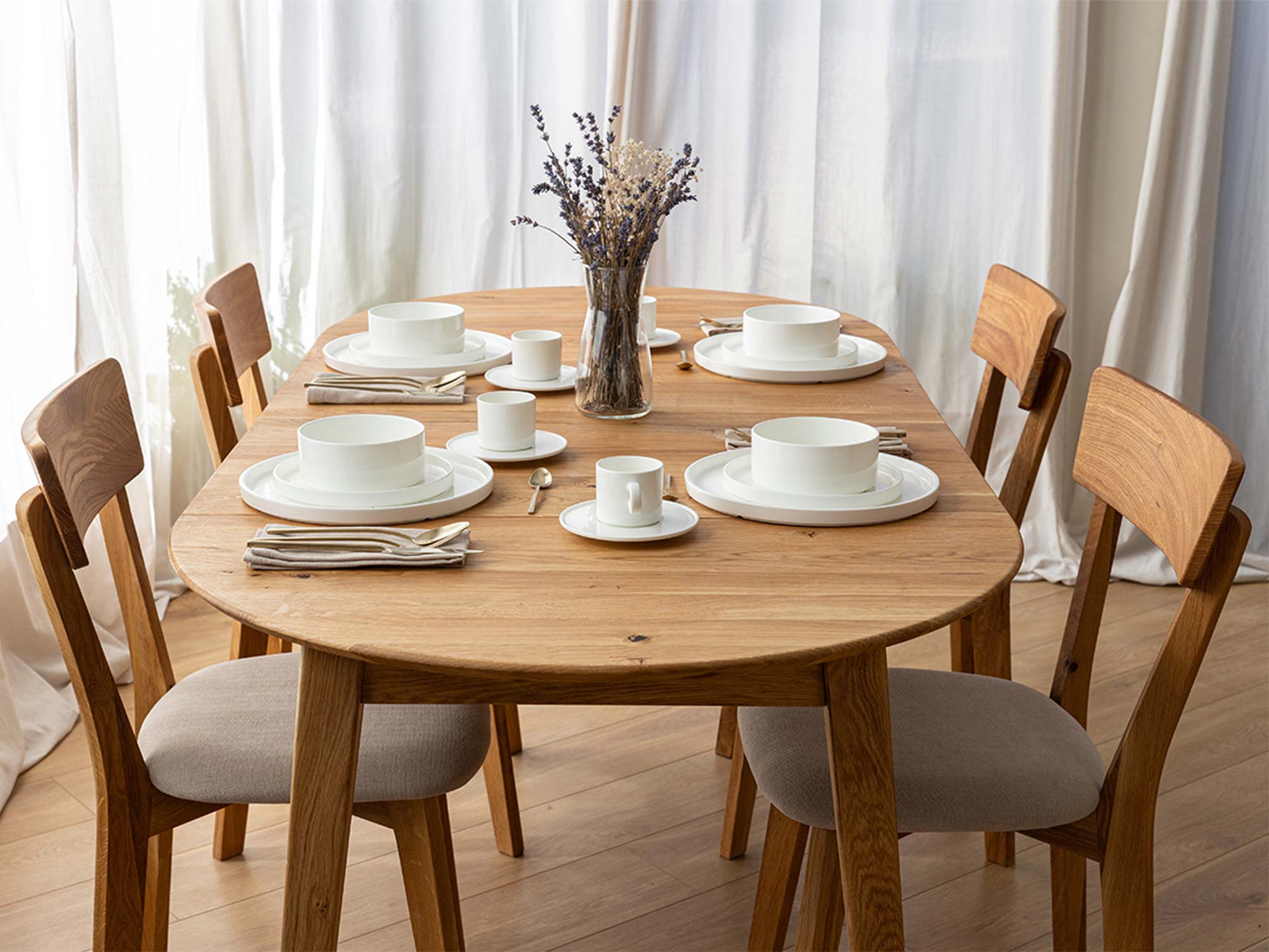 Stół dębowy rozkładany w aranżacji jadalni z drewnianymi krzesłami