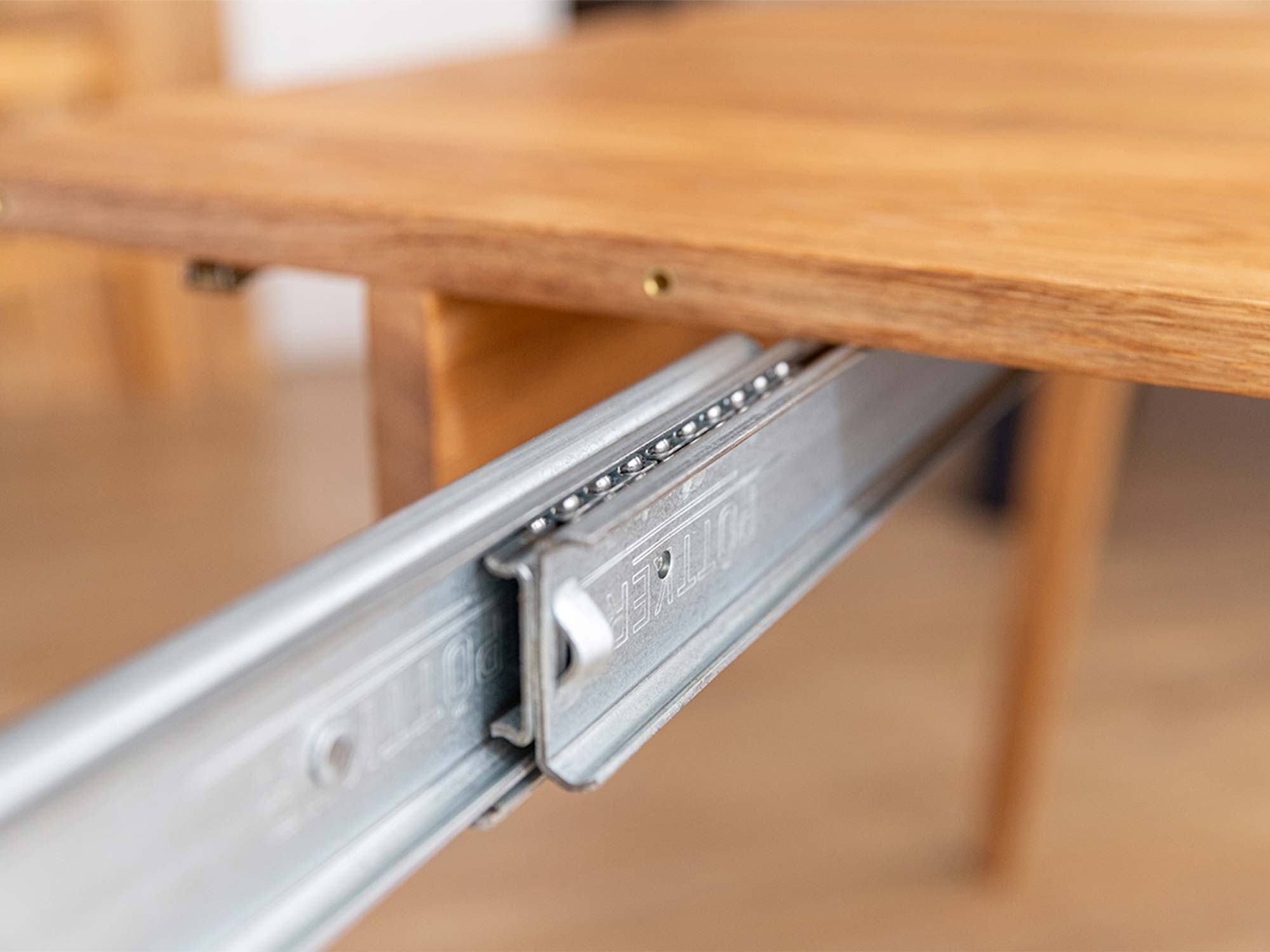 Prowadnica teleskopowa metalowa stołu dębowego rozkładanego zbliżenie