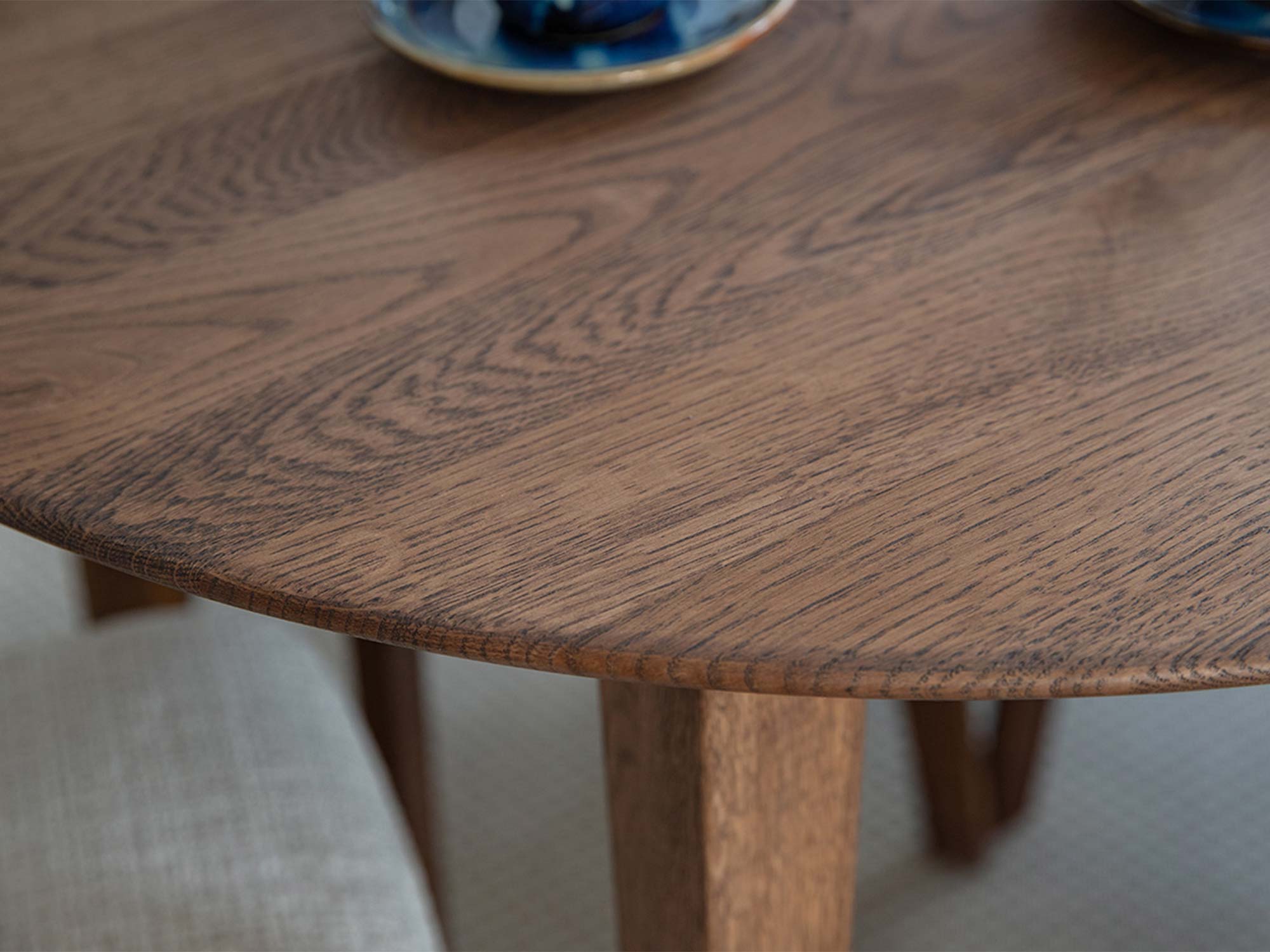 Spód blatu stołu dębowego ciemnego rozkładanego z konstrukcją nóg