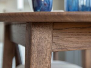 Miniaturka 2 - Detal mocowania nogi do blatu stołu dębowego ciemnego zbliżenie usłojenie