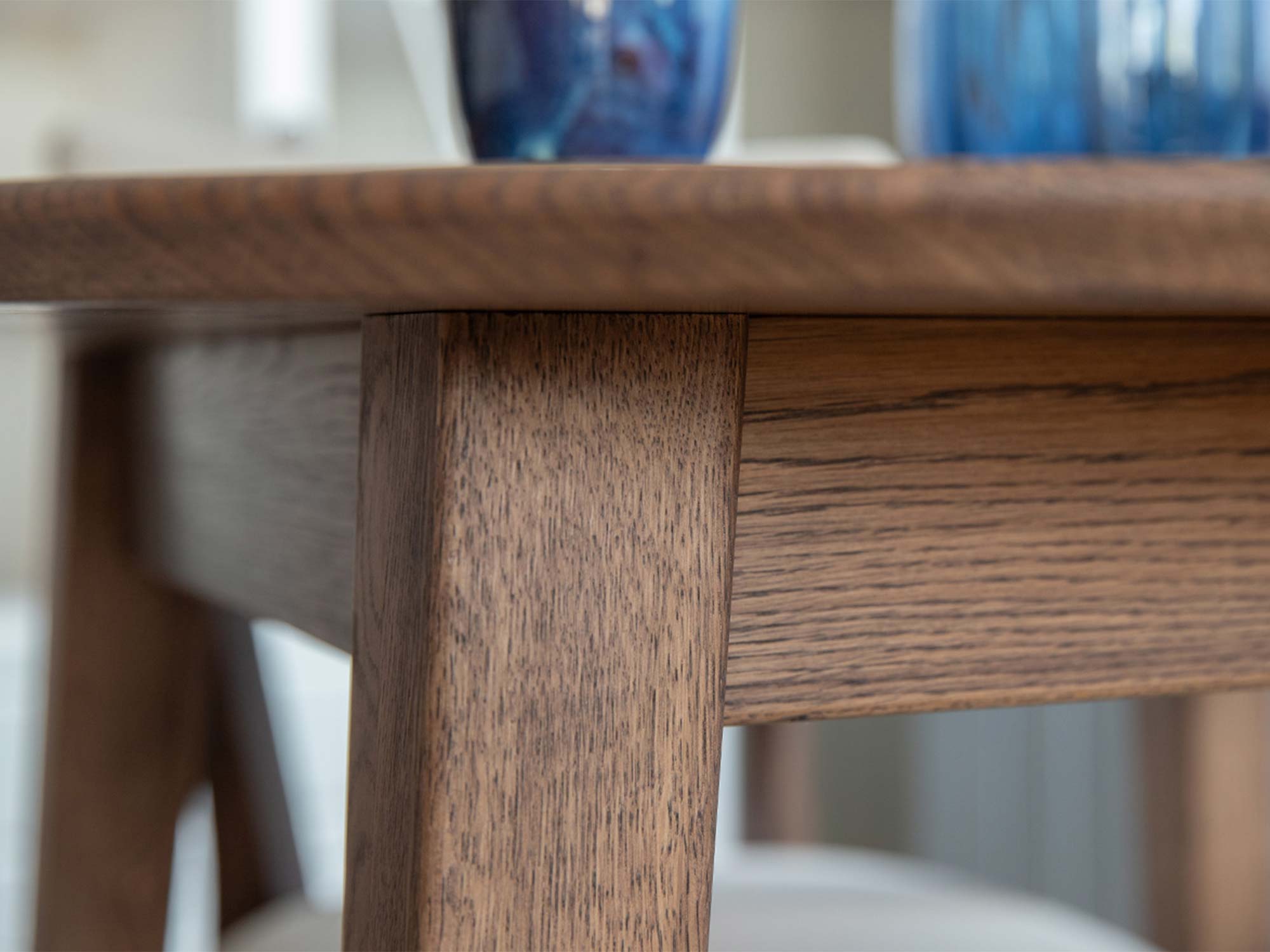 Detal mocowania nogi do blatu stołu dębowego ciemnego zbliżenie usłojenie