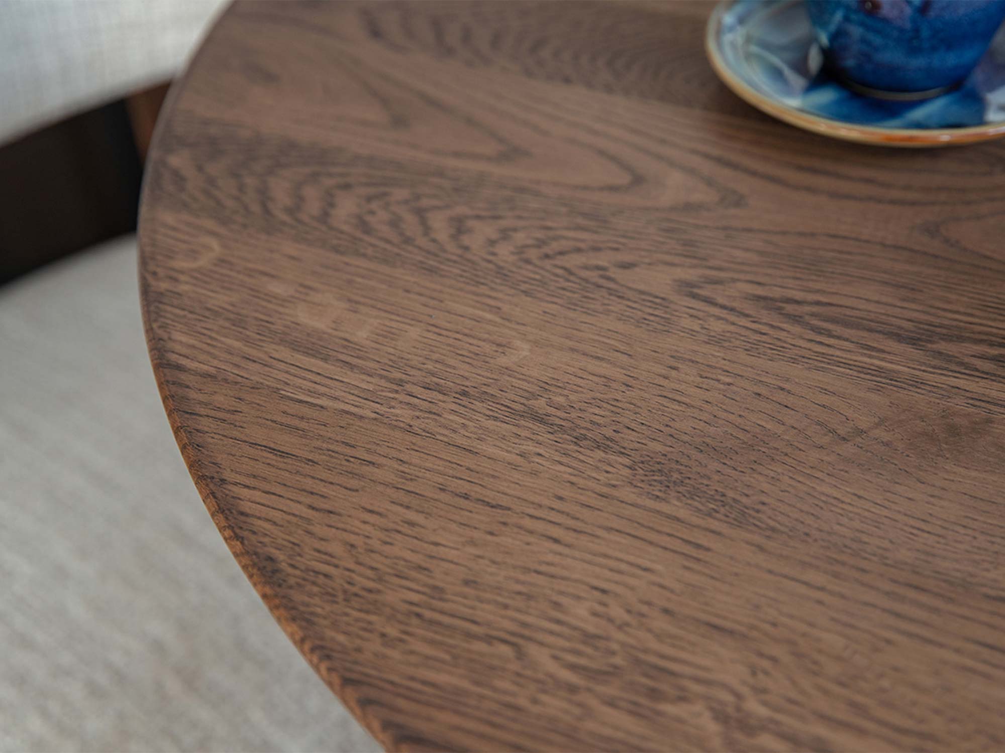 Zbliżenie na mocowanie nogi stołu dębowego ciemnego usłojenie drewna