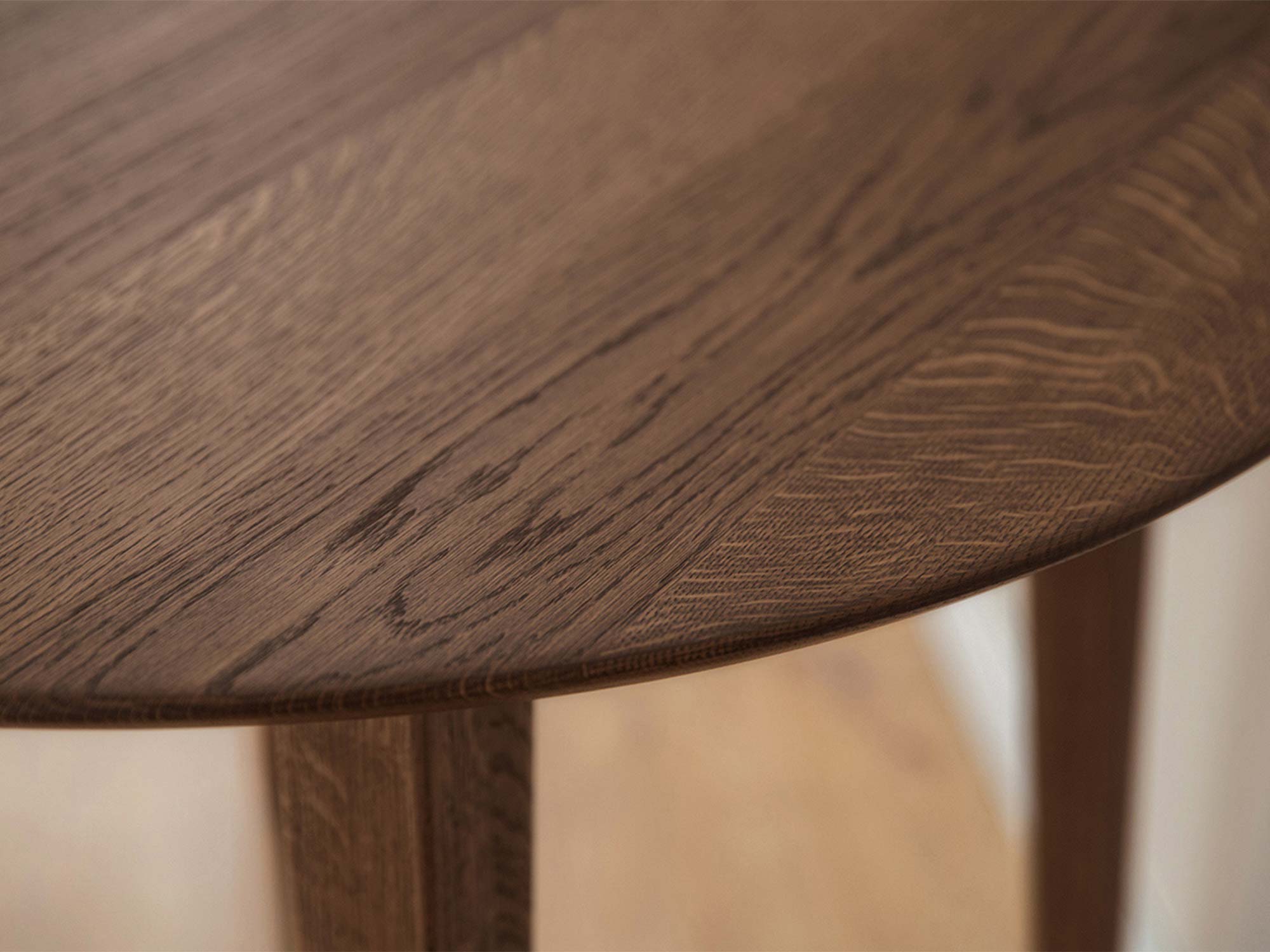 Blat stołu dębowego ciemnego z niebieską filiżanką zbliżenie usłojenie