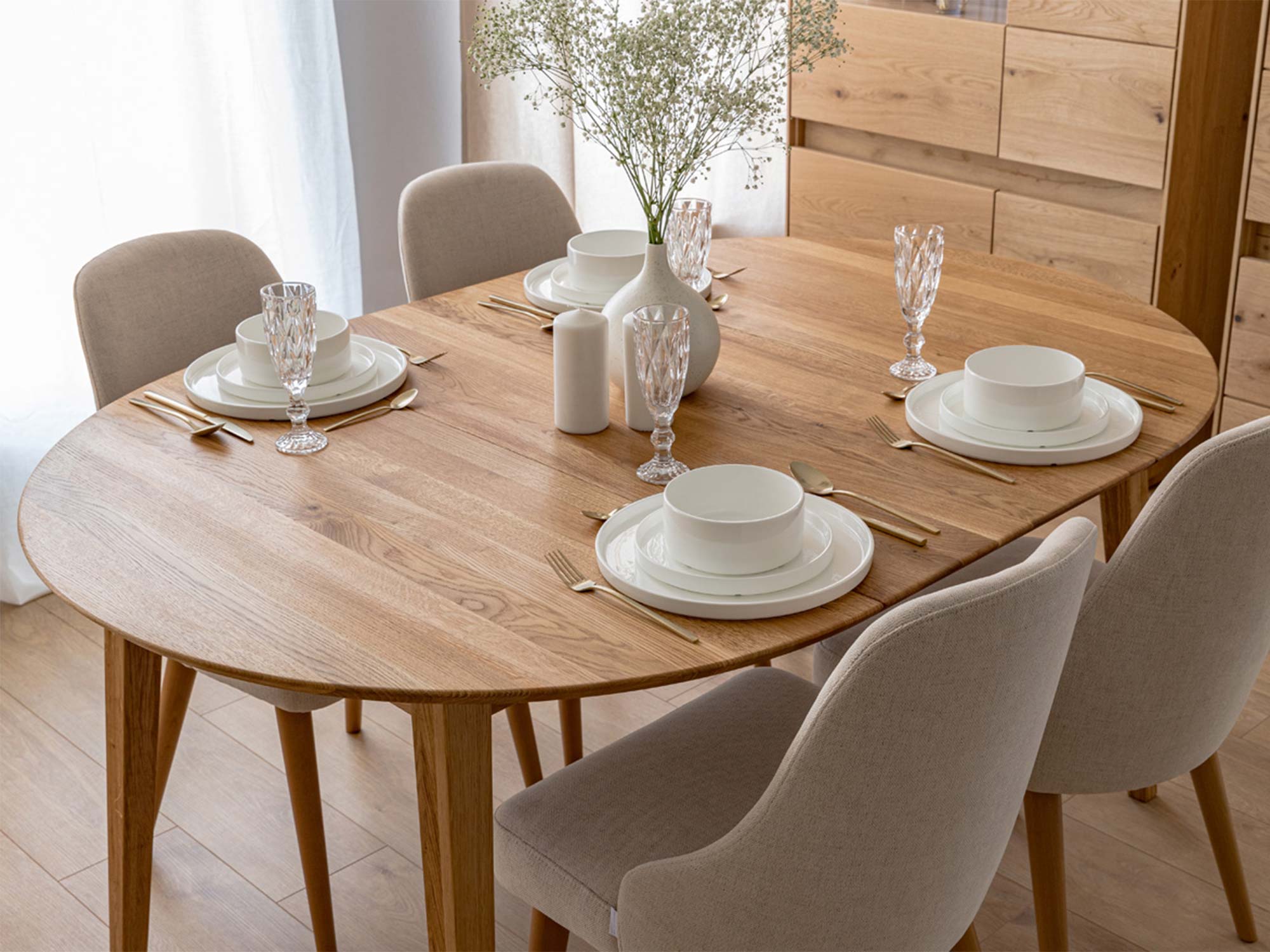 Stół dębowy rozkładany owalny w aranżacji jadalni z komodą dębową