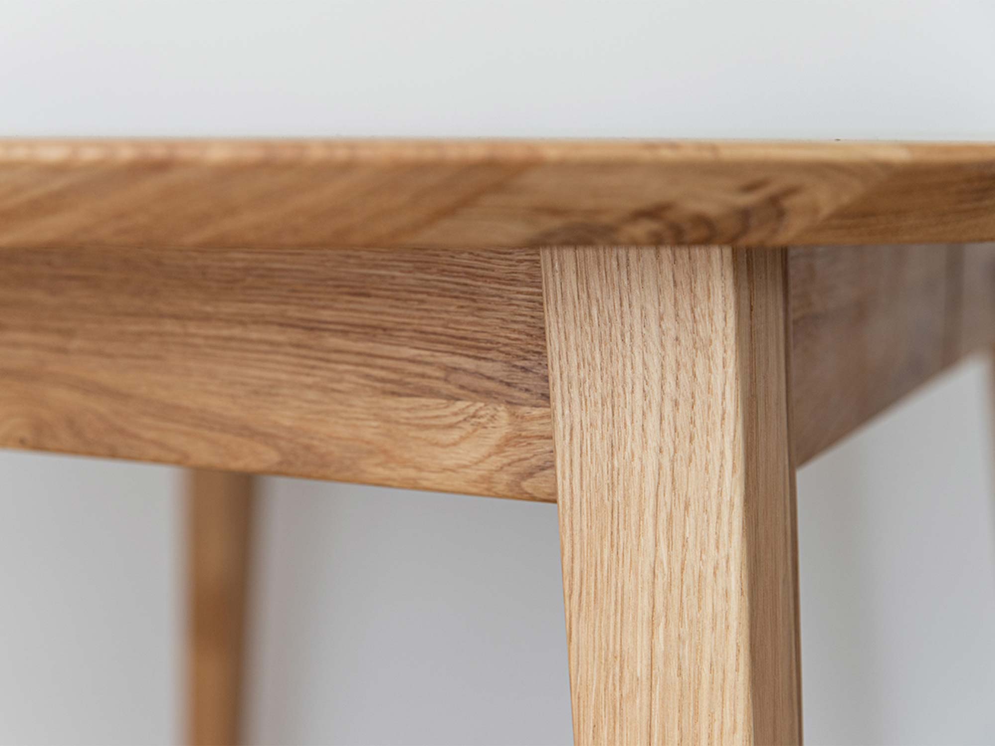 Detal mocowania nogi do blatu stołu dębowego zbliżenie na usłojenie