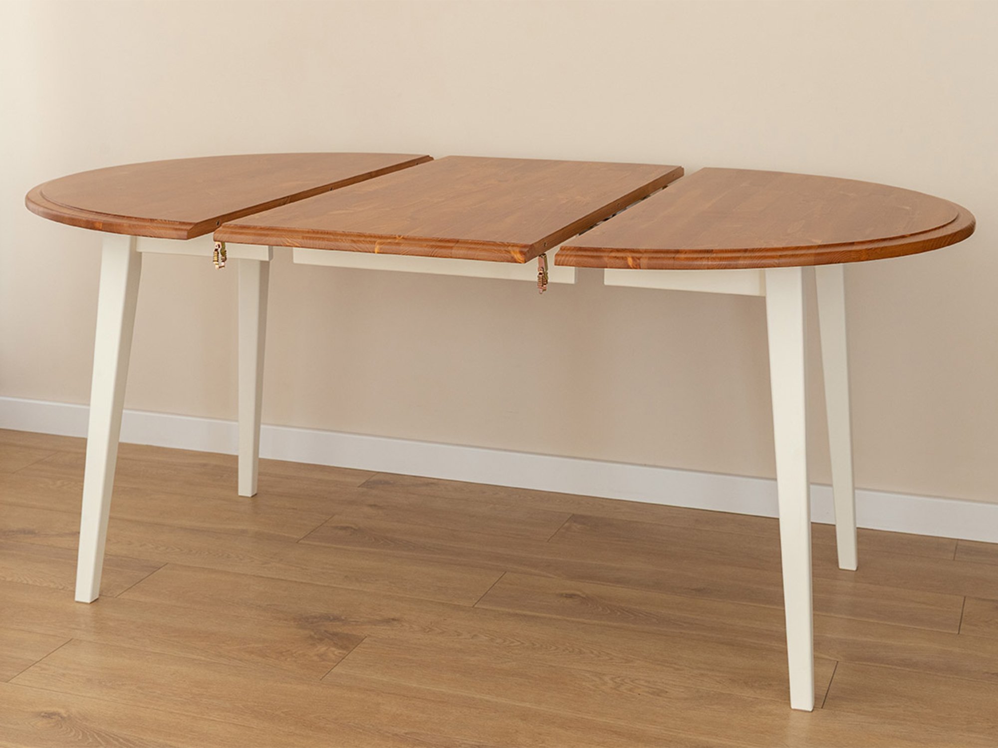 Stół rozkładany owalny z blatem dębowym i białymi nogami rozłożony jedna wkładka