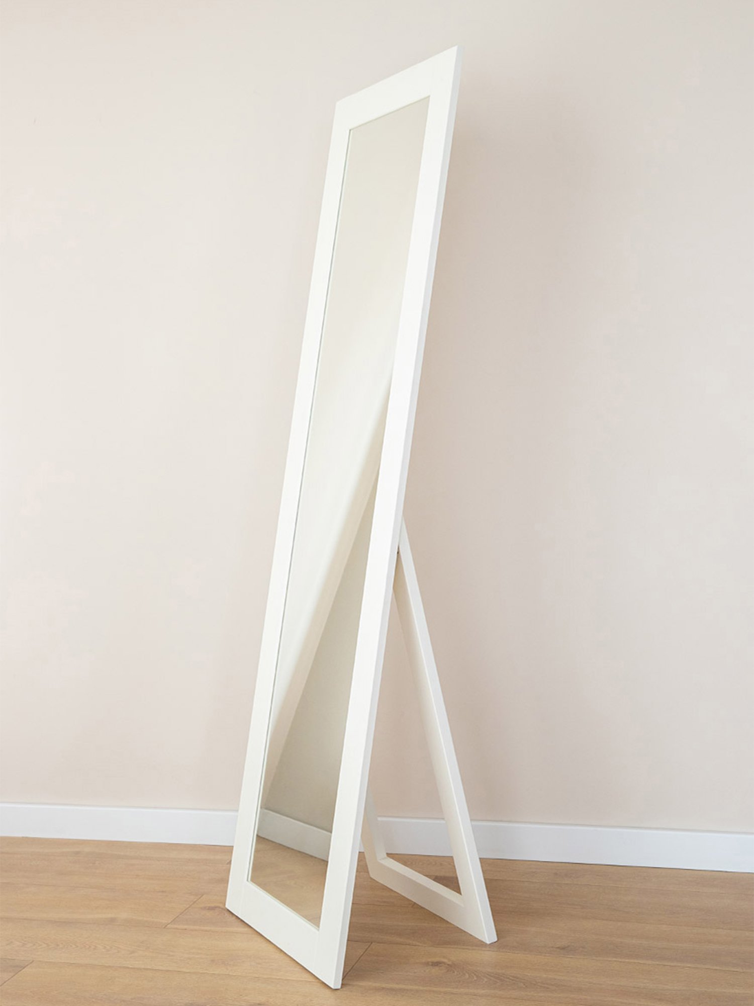 Lustro stojące białe z drewnianą ramą widok skośny w aranżacji