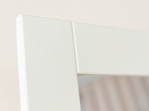 Miniaturka 7 - Detal narożnika ramy lustra stojącego białego zbliżenie