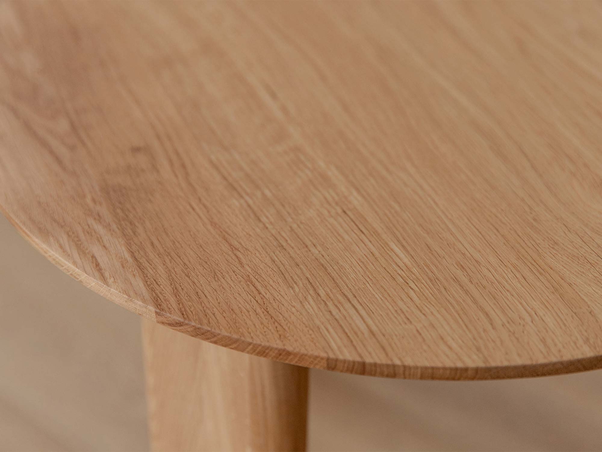 Detal usłojenia blatu dębowego stolika kawowego zbliżenie