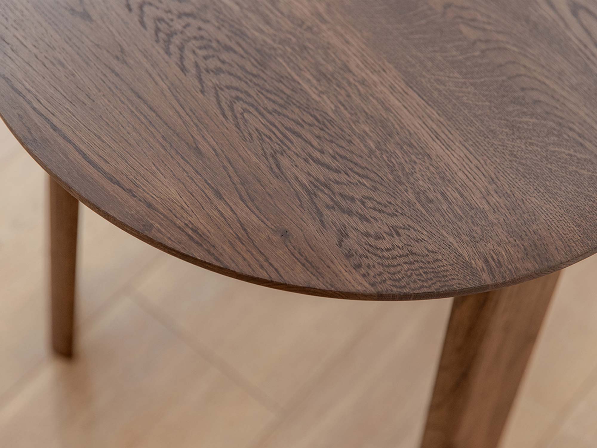 Detal spodu blatu stolika kawowego dębowego tabacco 51cm z konstrukcją