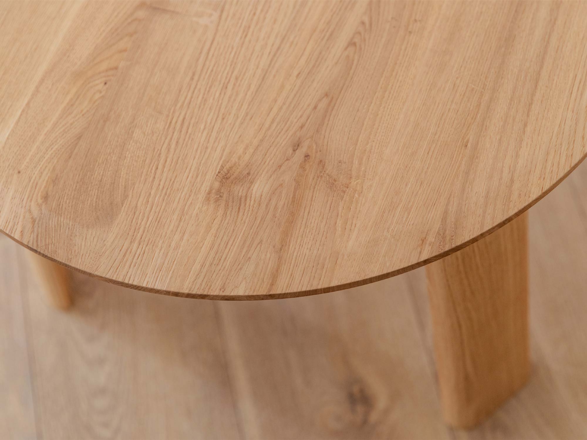 Detal usłojenia okrągłego blatu dębowego stolika kawowego z zaokrągloną krawędzią