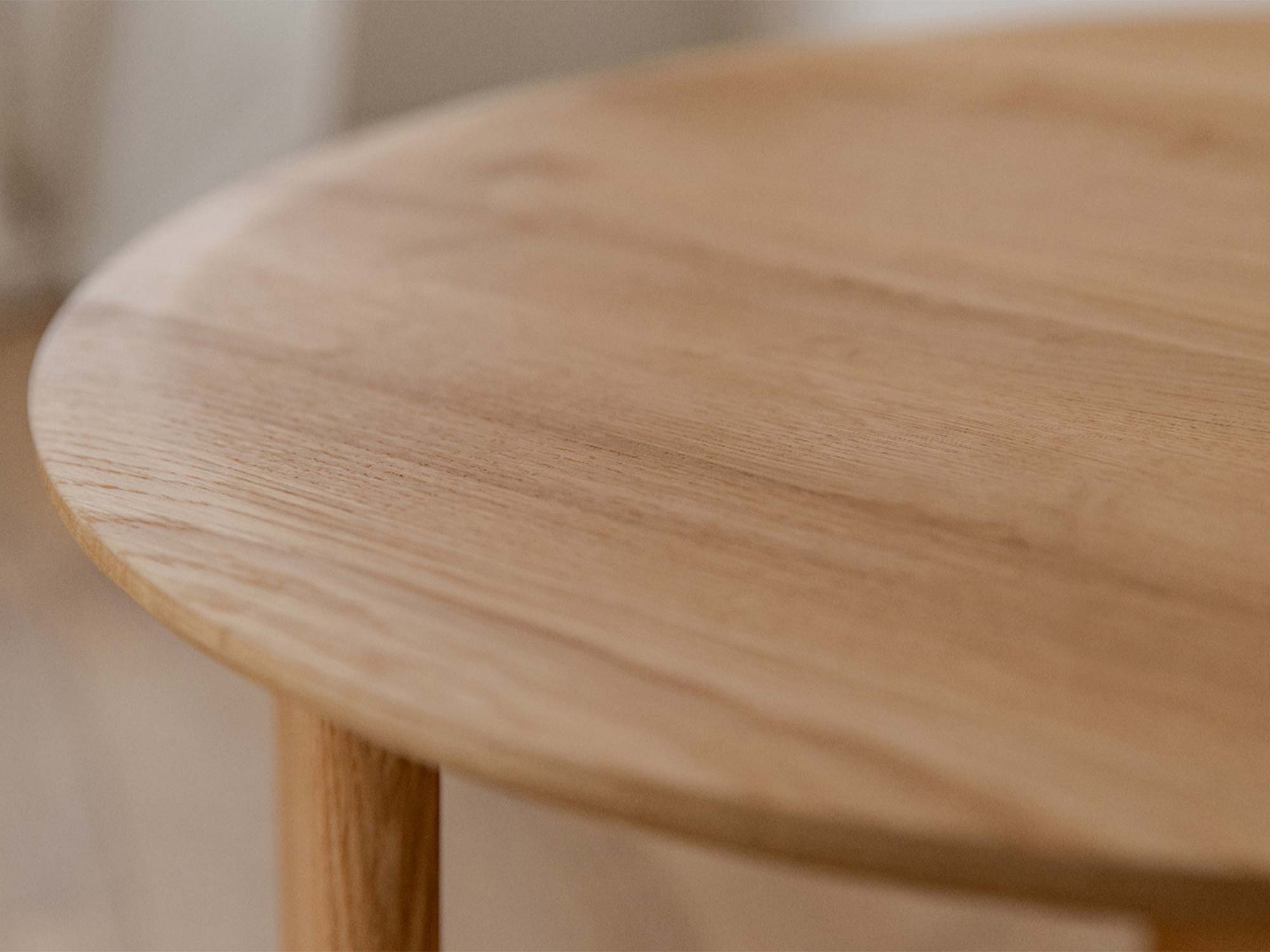 Detal połączenia nogi dębowej z blatem stolika kawowego okrągłego zbliżenie
