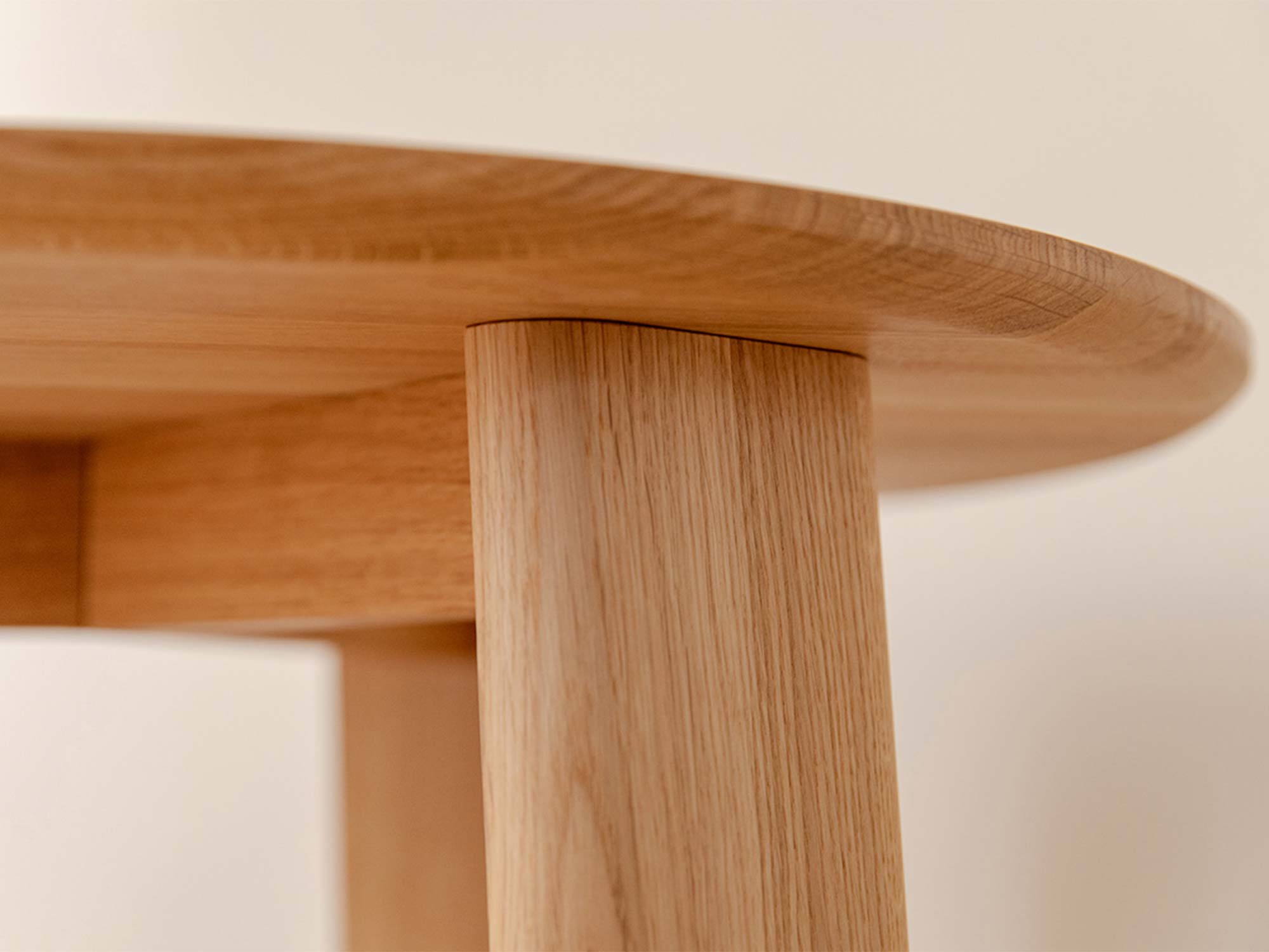 Detal nogi dębowej stolika kawowego z widocznym usłojeniem drewna zbliżenie