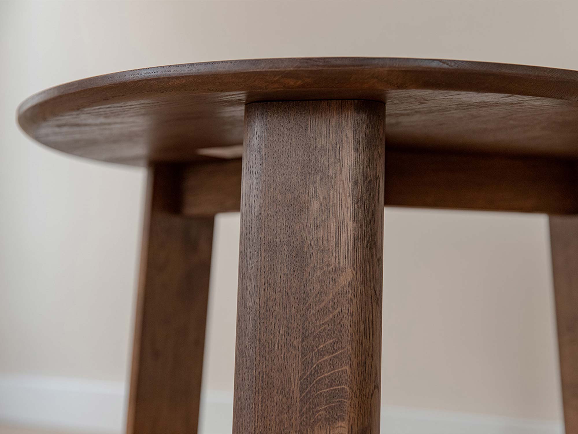 Detal usłojenia okrągłego blatu dębowego tabacco stolika kawowego zbliżenie