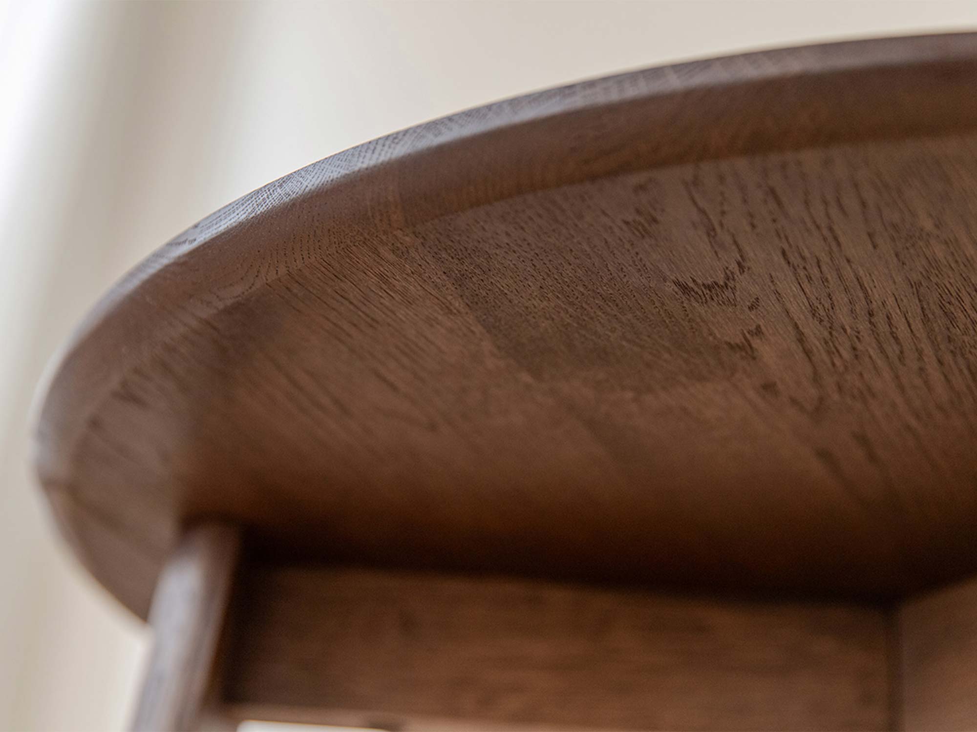 Detal nogi dębowej tabacco stolika kawowego z widocznym usłojeniem zbliżenie