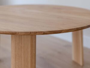 Miniatura 4 - Konferenční stolek kulatý dubový 71cm se třemi nohami na dřevěné podlaze