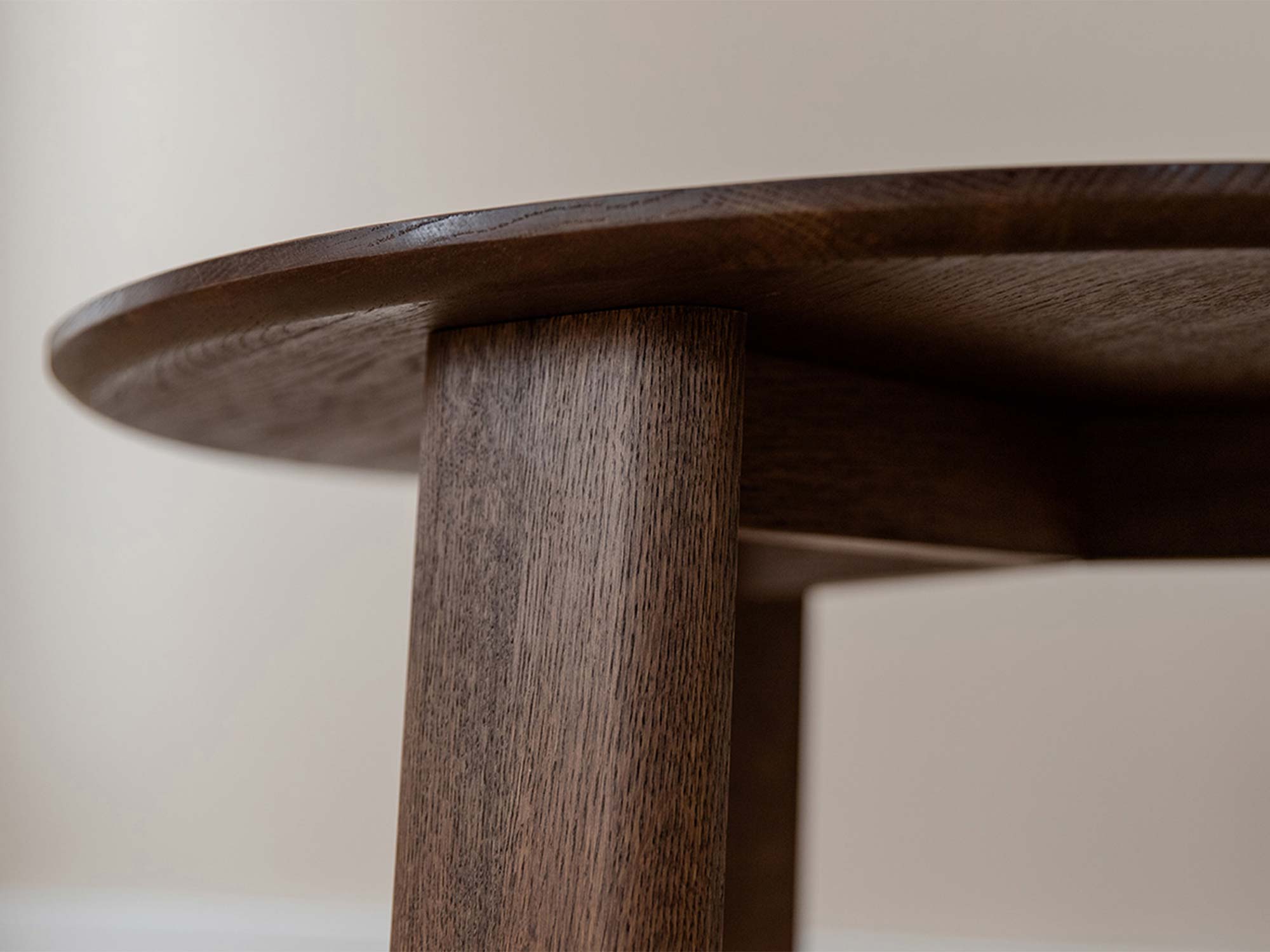 Detal usłojenia okrągłego blatu dębowego tabacco stolika kawowego 71cm zbliżenie