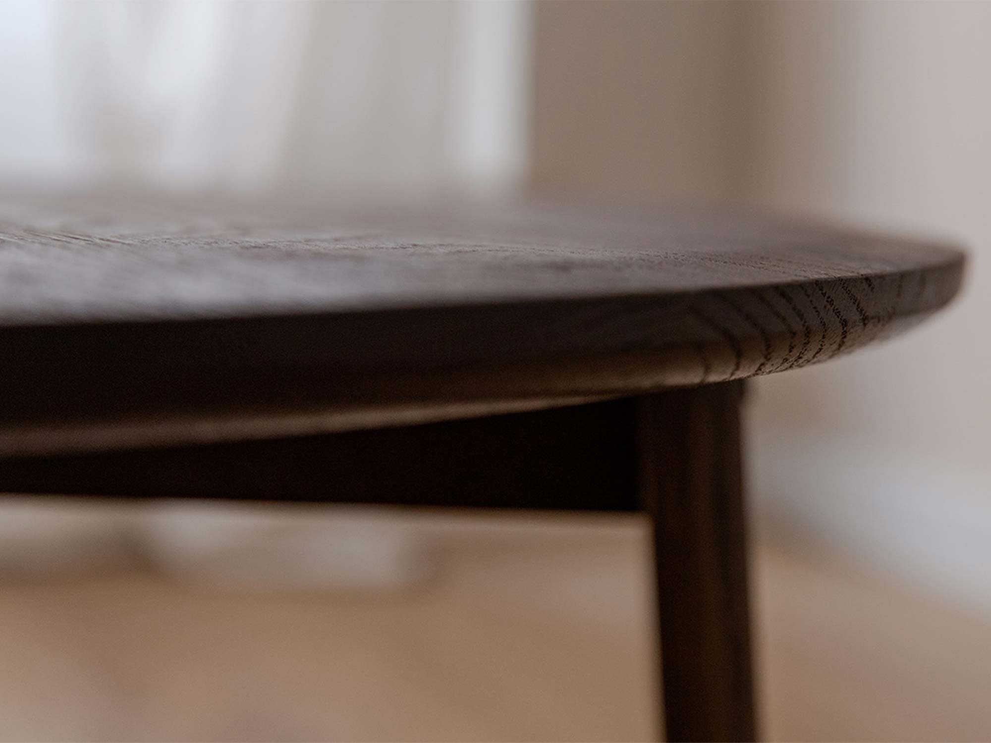 Detal nogi dębowej tabacco stolika kawowego 71cm z widocznym usłojeniem zbliżenie