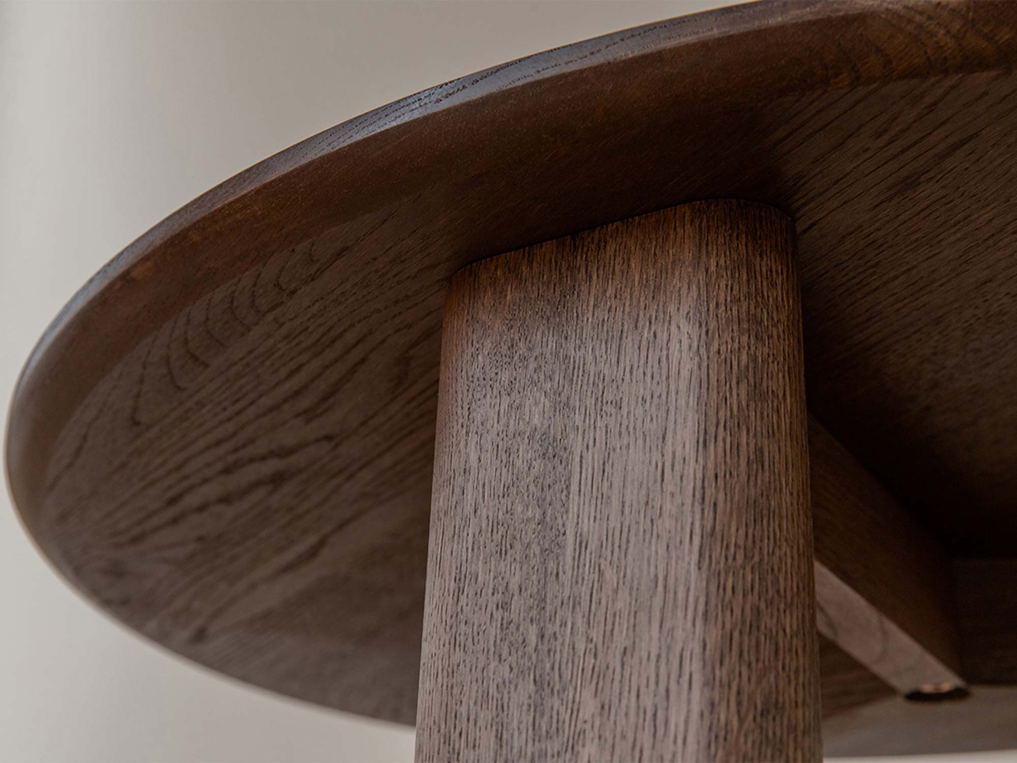 Detal spodu blatu stolika kawowego dębowego tabacco 71cm z konstrukcją ramy