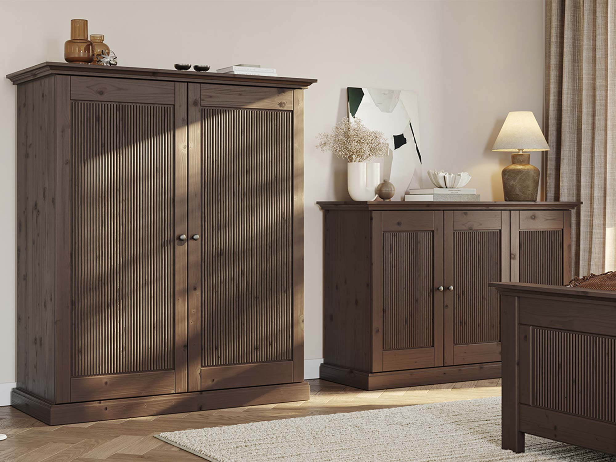 Szafa dwudrzwiowa drewniana ciemnobrązowa z ryflowanymi drzwiami w aranżacji sypialni