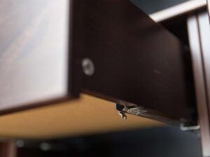 Miniatura 3 - Detail pojezdu zásuvky vložky zásuvkového dřevěného tmavě hnědého detail