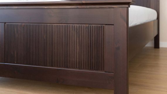 Miniaturka 1 - Skandynawskie klasyczne sosnowe łóżko Kalari