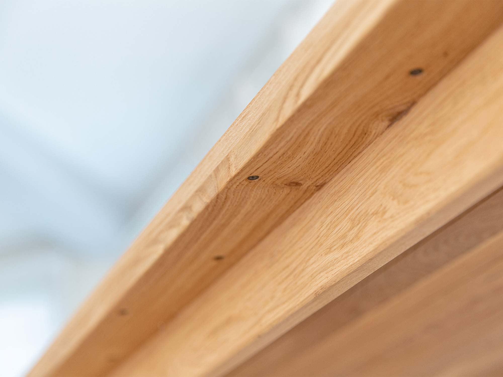 Bok blatu stołu drewnianego dębowego jasnego z usłojeniem detal zbliżenie