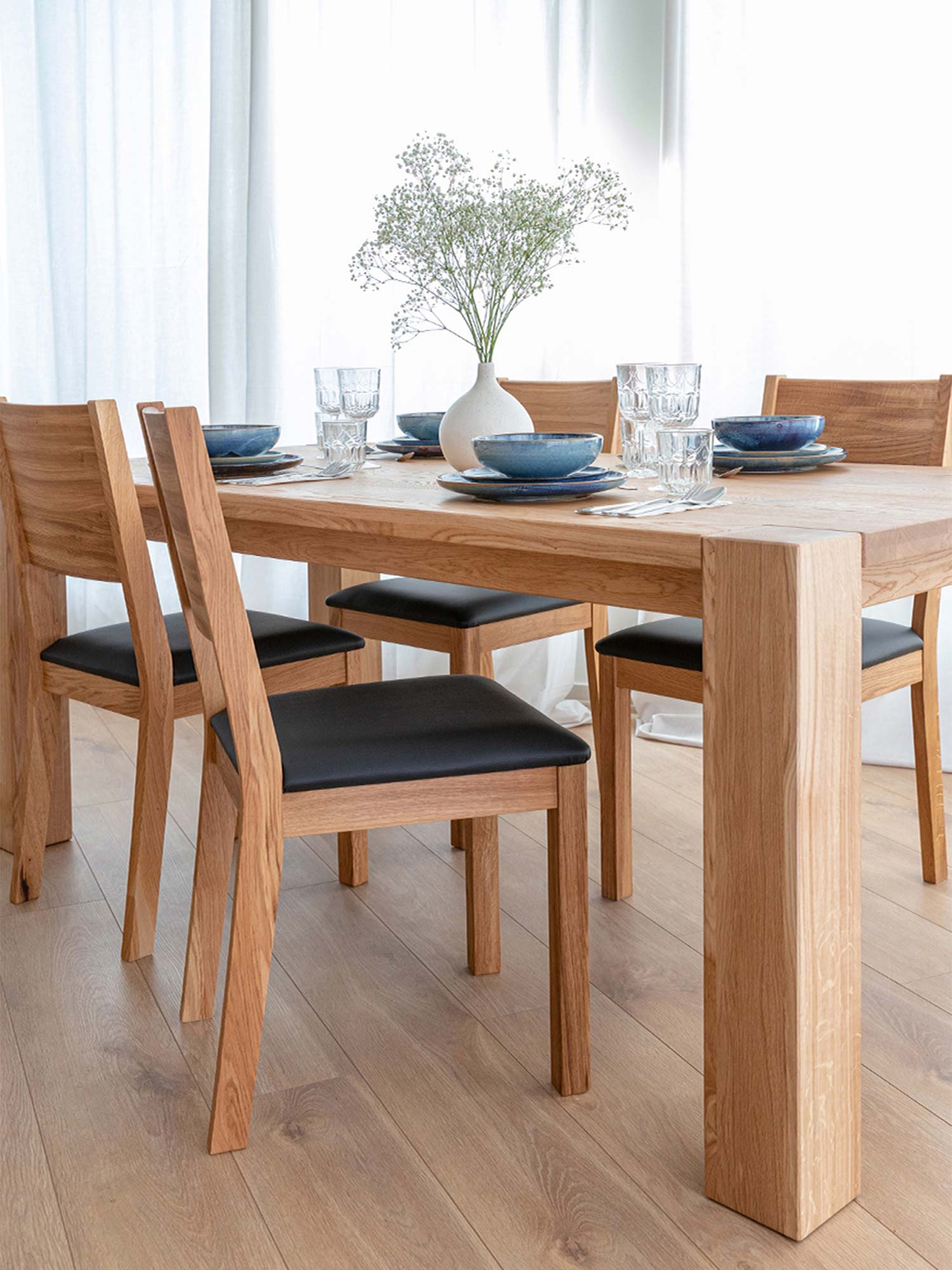 Stół drewniany dębowy jasny z krzesłami i nogą w aranżacji jadalni zbliżenie