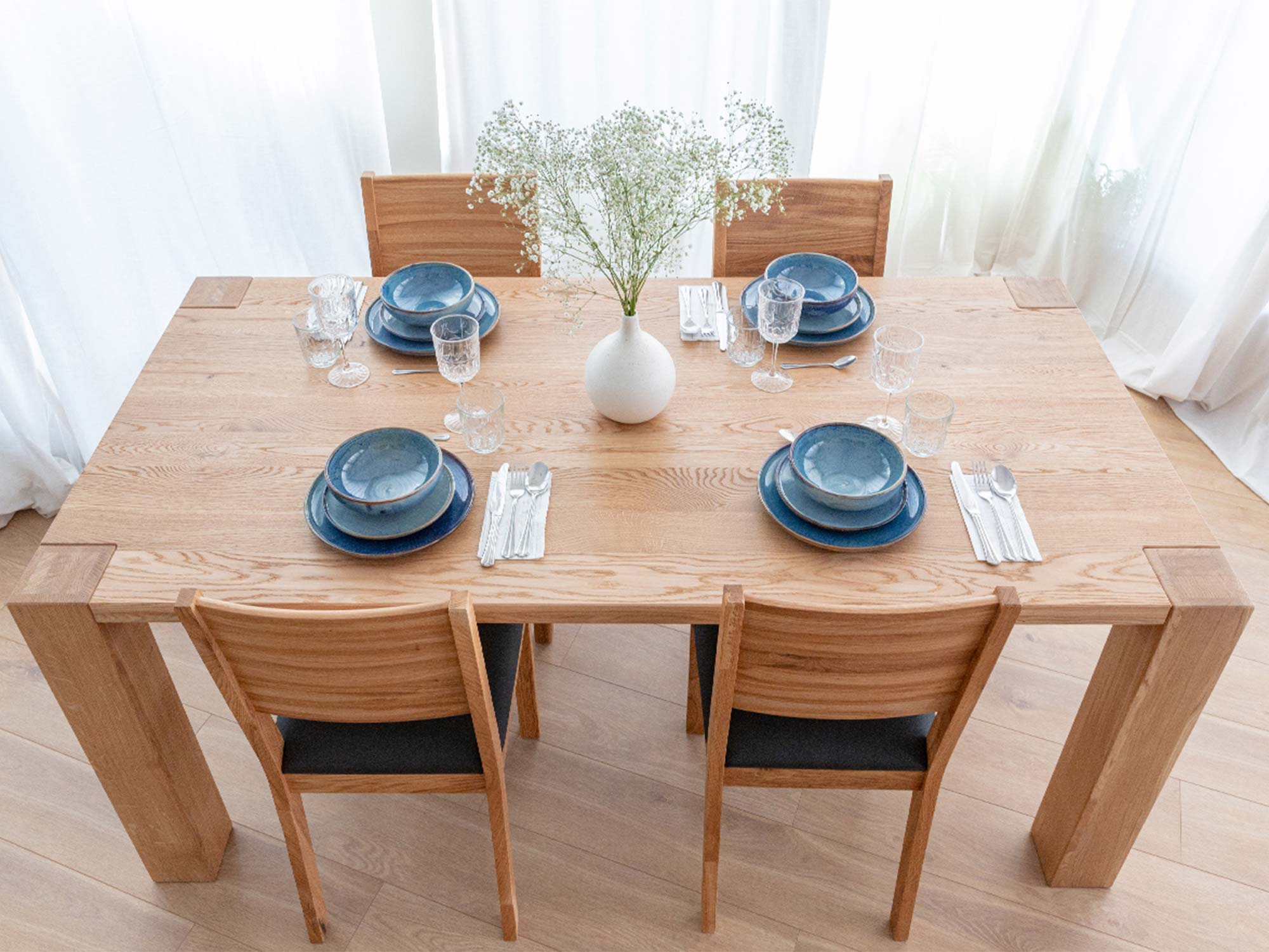 Stół drewniany dębowy jasny z krzesłami w aranżacji jadalni widok z góry