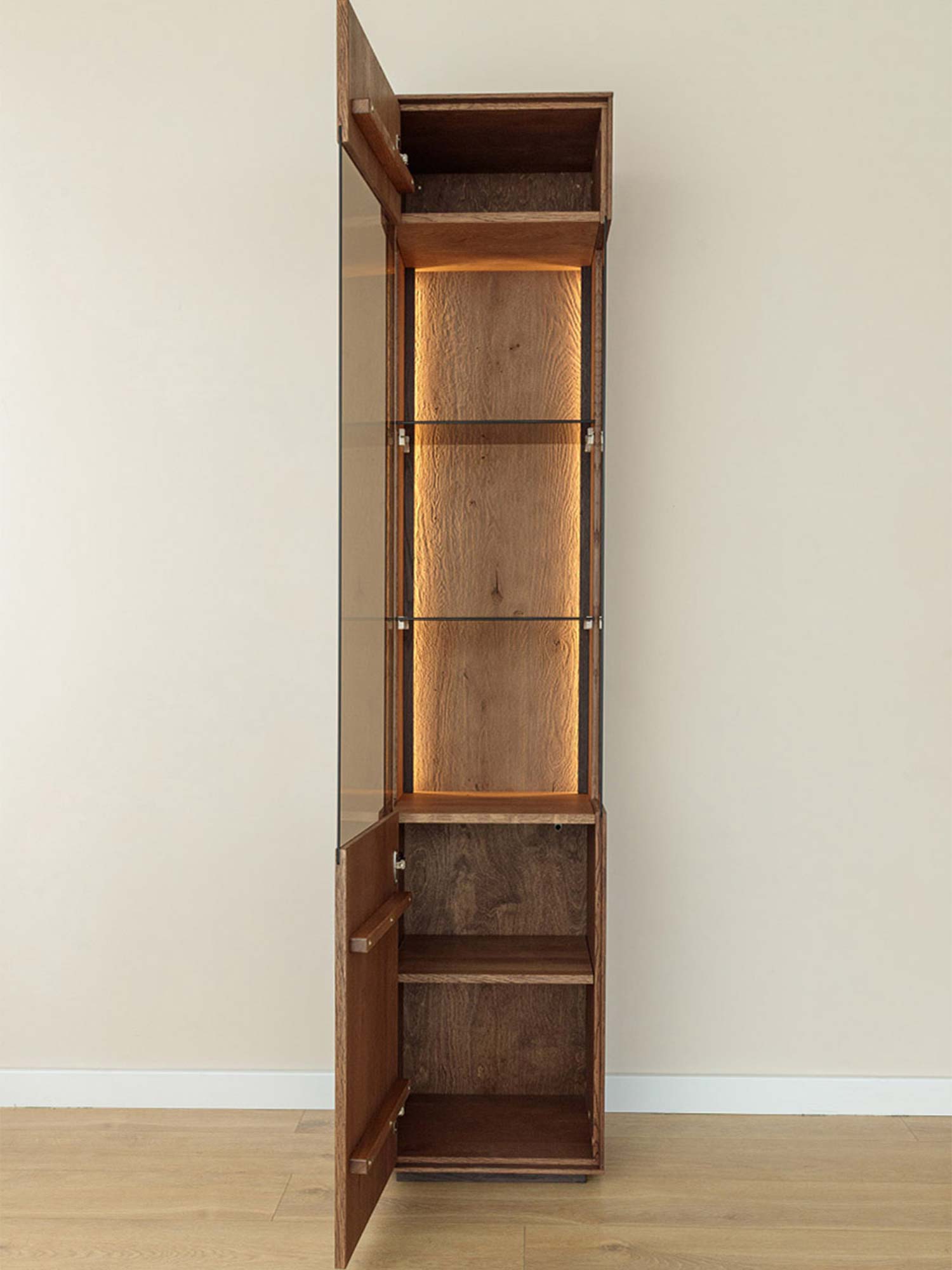 Witryna tabacco z otwartymi drzwiami szklanymi i dolną szafką włączone LED