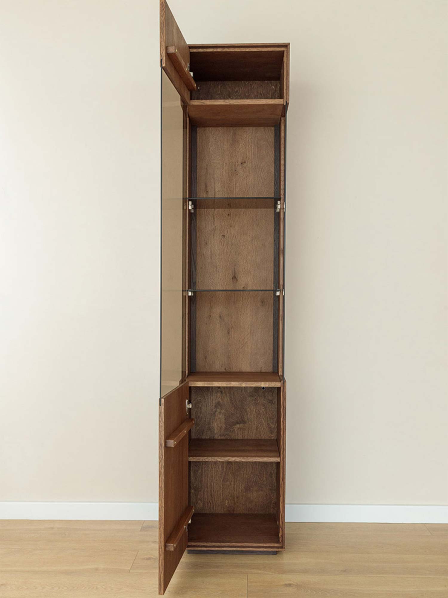 Witryna tabacco z otwartymi drzwiami wnętrze z półkami szklanymi