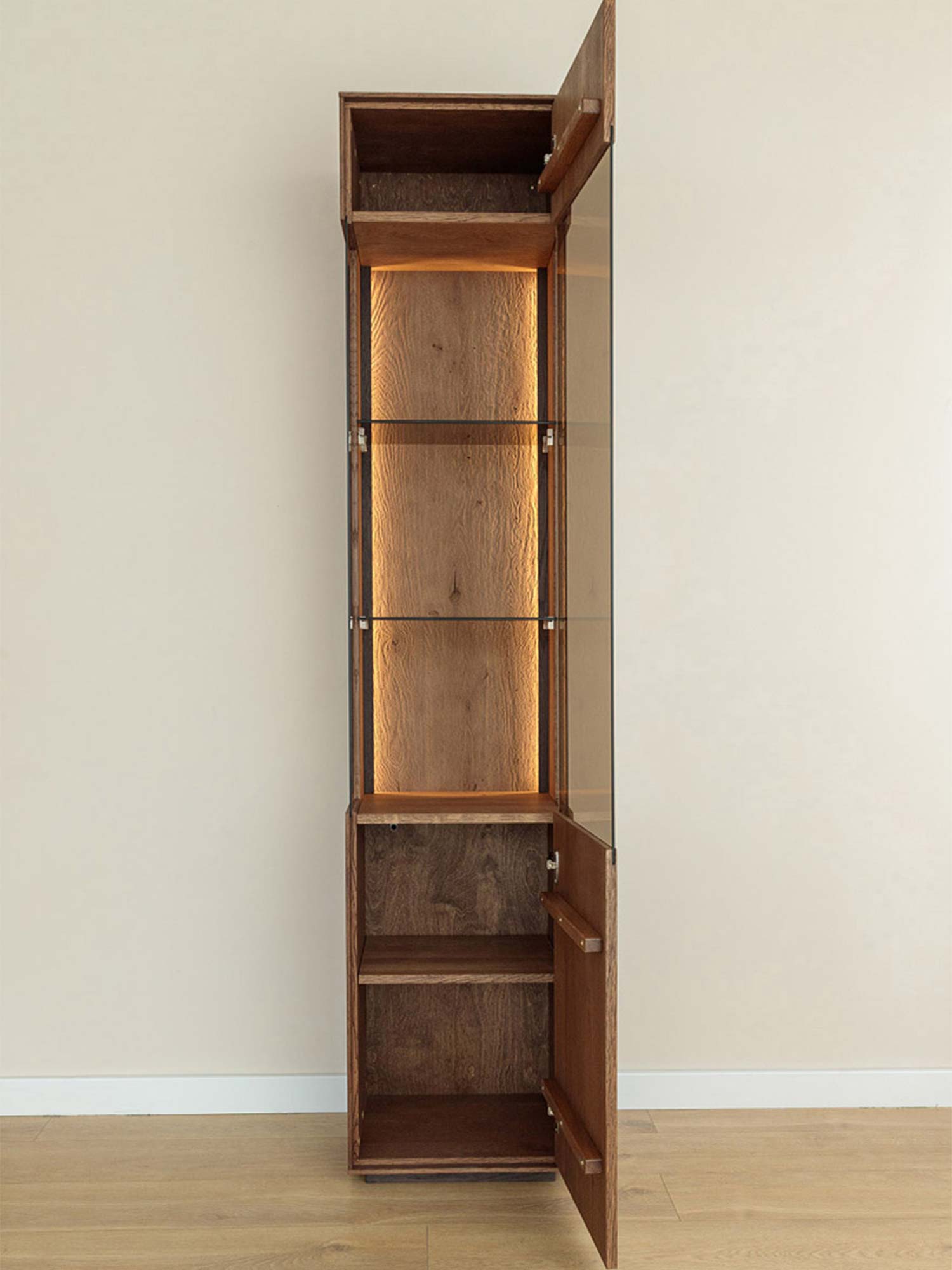 Półsłupek tabacco z otwartymi drzwiami wnętrze z półkami szklanymi włączone LED