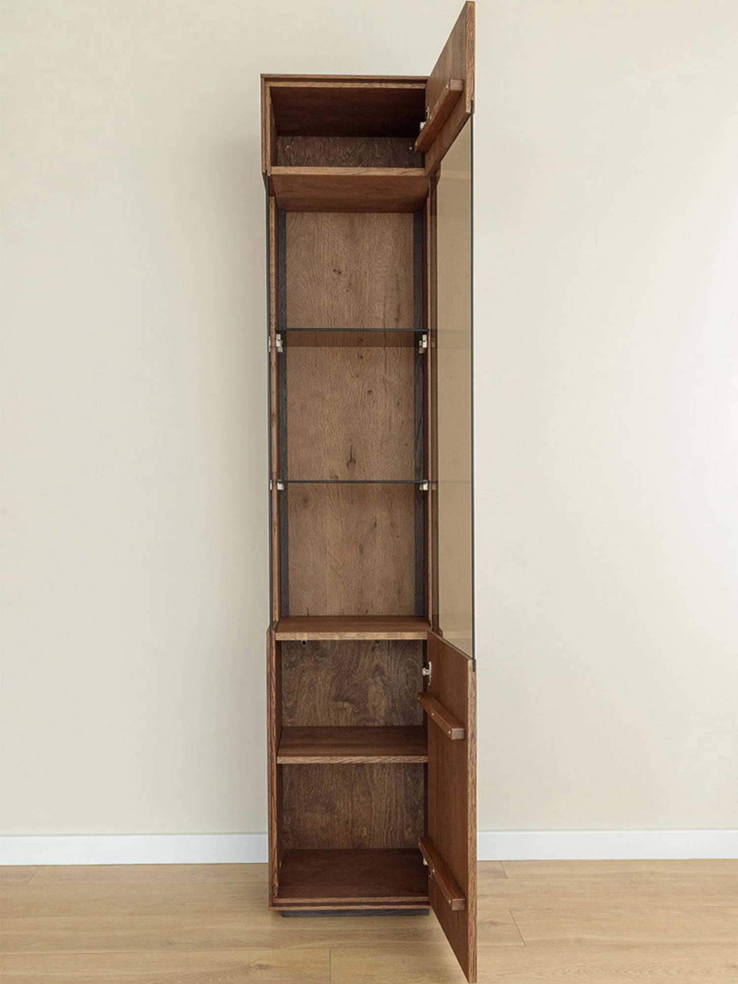 Półsłupek tabacco z otwartymi drzwiami wnętrze z półkami szklanymi