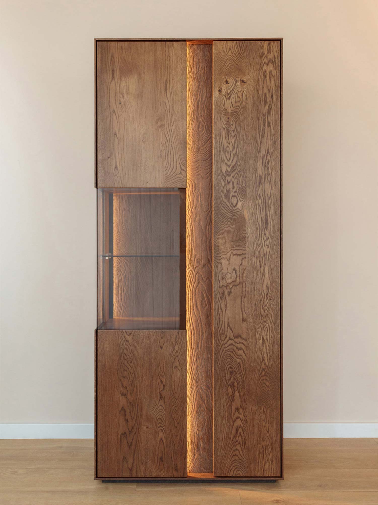 Witryna dwudrzwiowa tabacco dębowa z przeszkleniem i podświetleniem LED