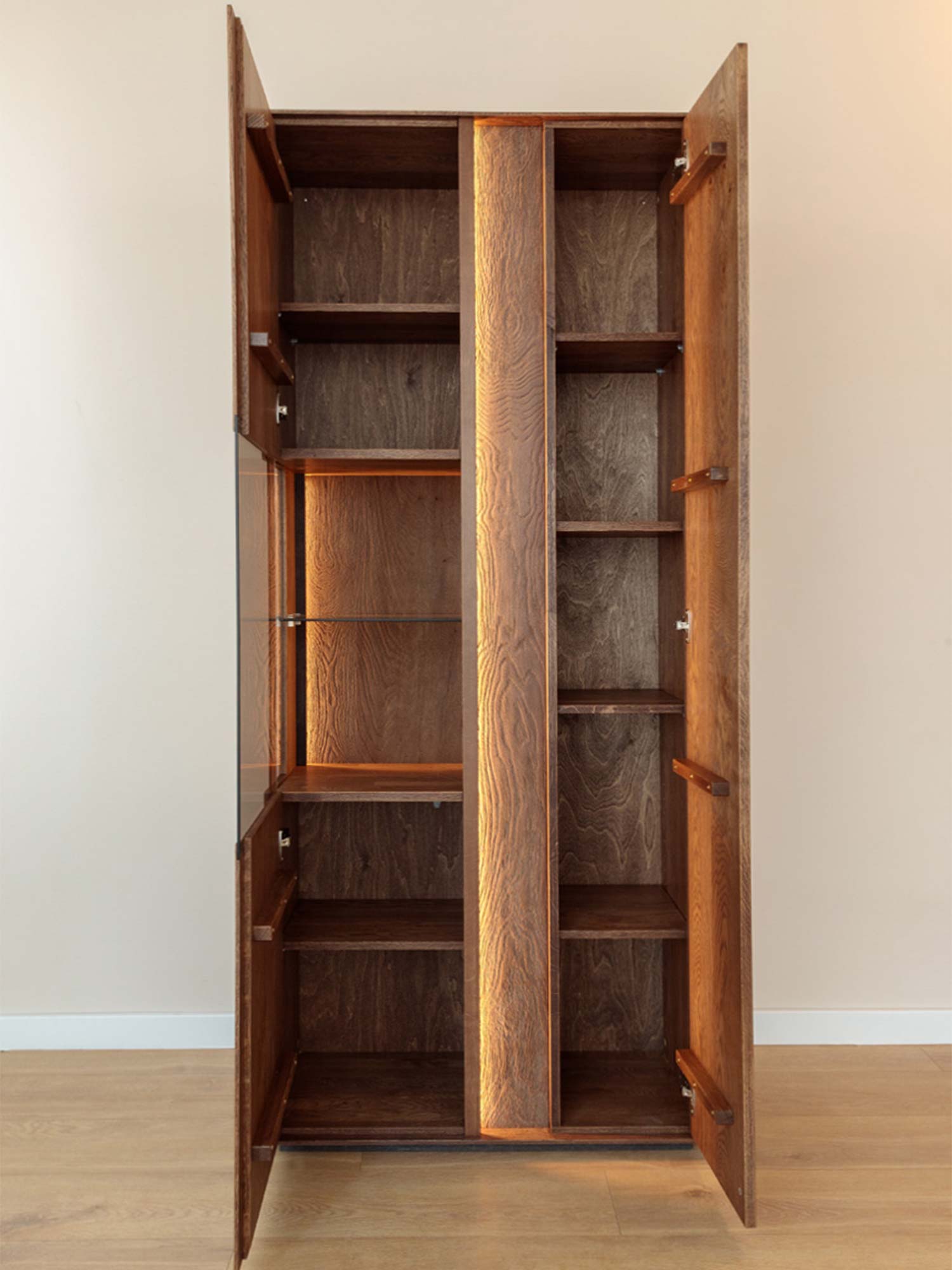 Witryna dwudrzwiowa tabacco dębowa z przeszkleniem i podświetleniem LED