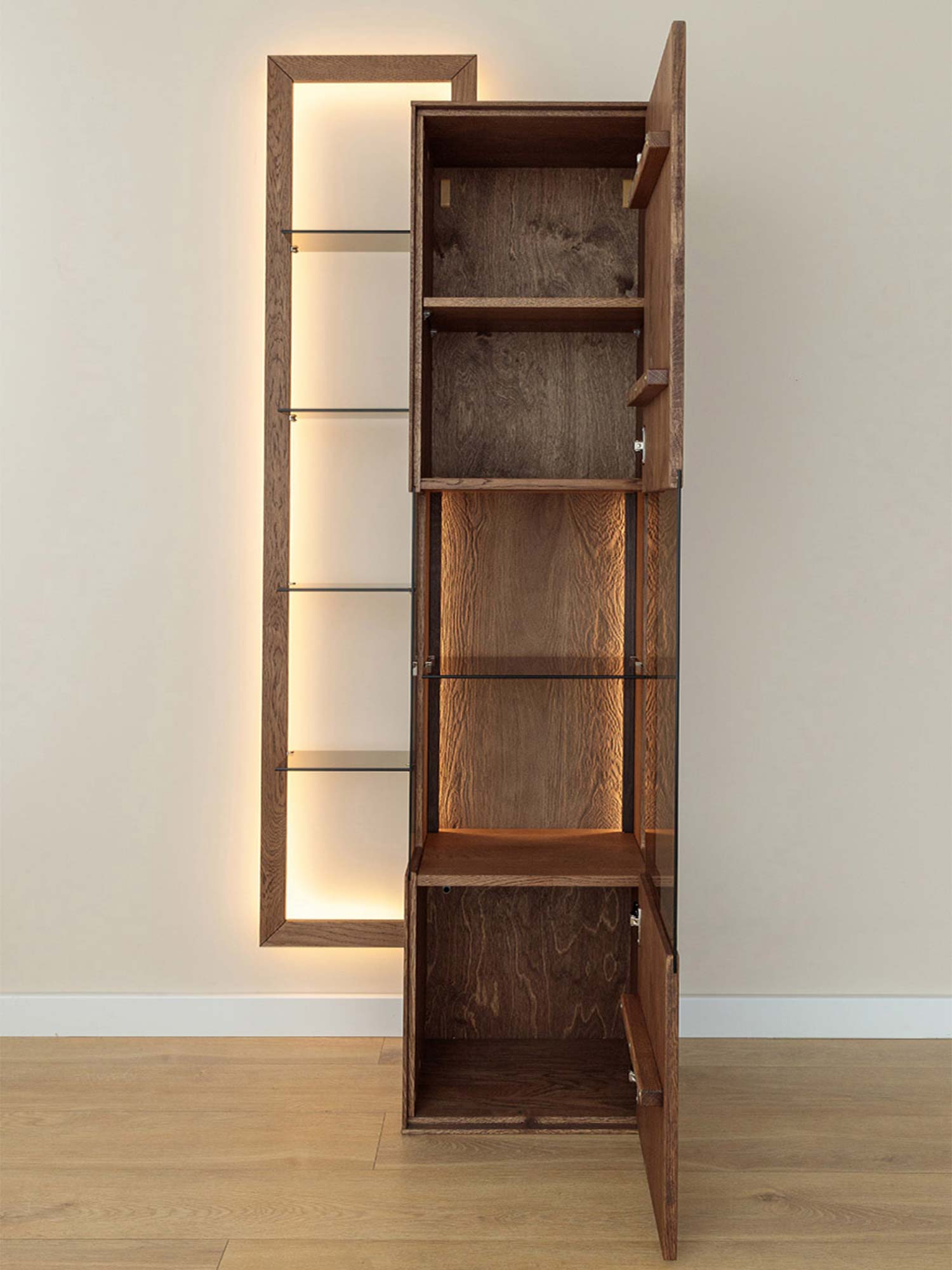 Wnętrze witryny wiszącej tabacco z otwartymi drzwiami i półkami drewnianymi