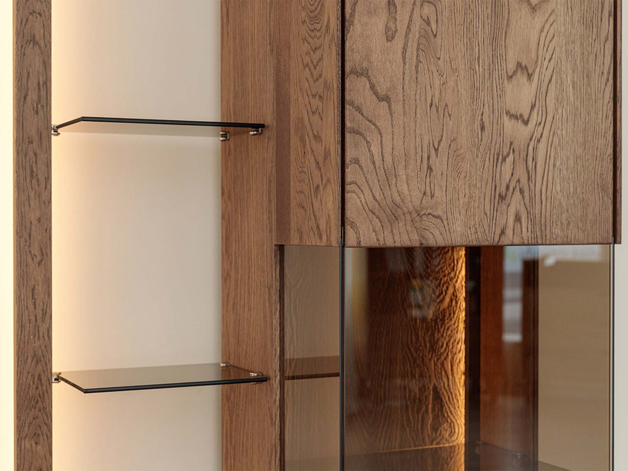 Detal półek szklanych i przeszklenia witryny wiszącej tabacco zbliżenie