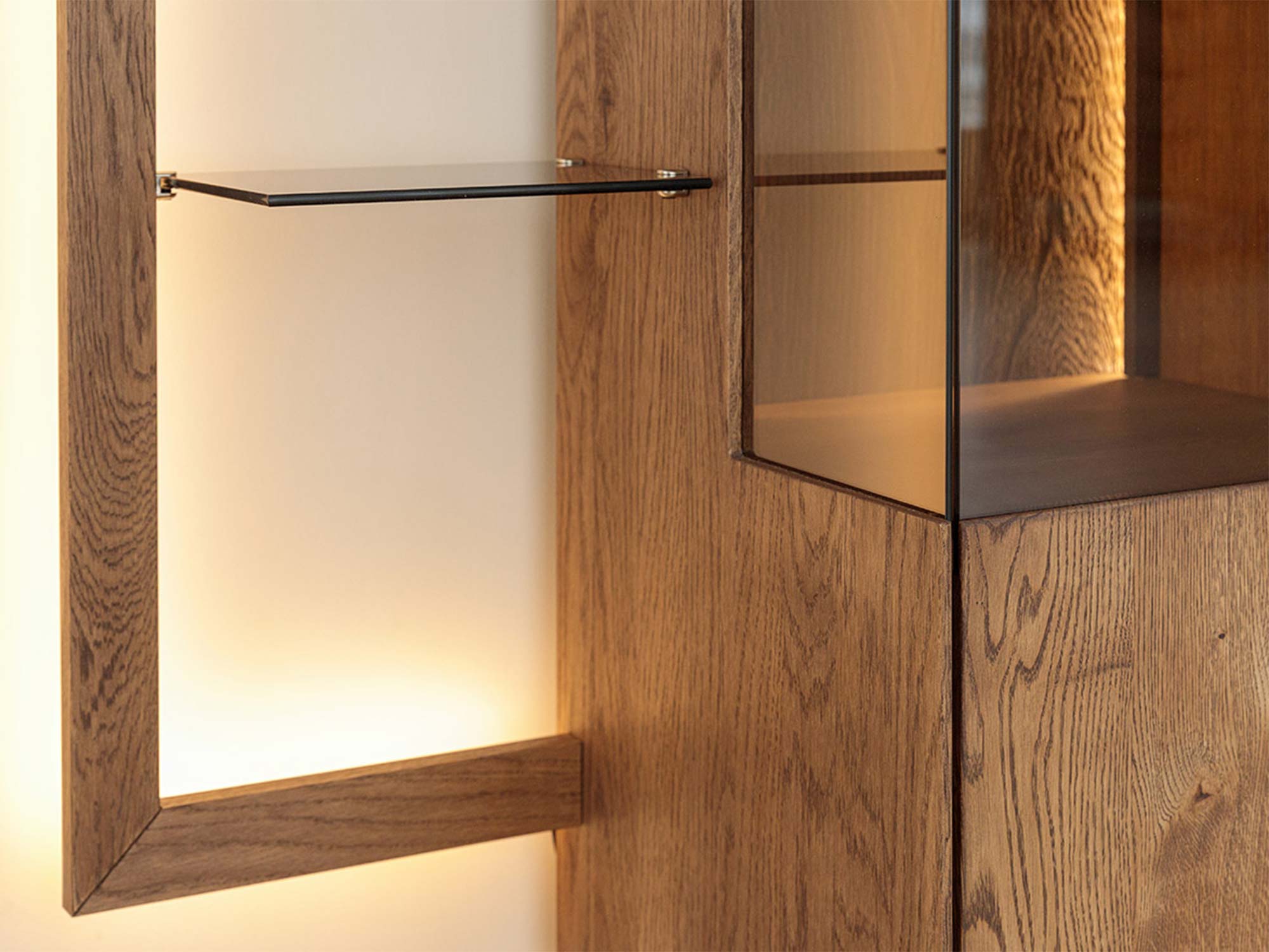 Detal boczny półek szklanych i przeszklenia witryny wiszącej tabacco