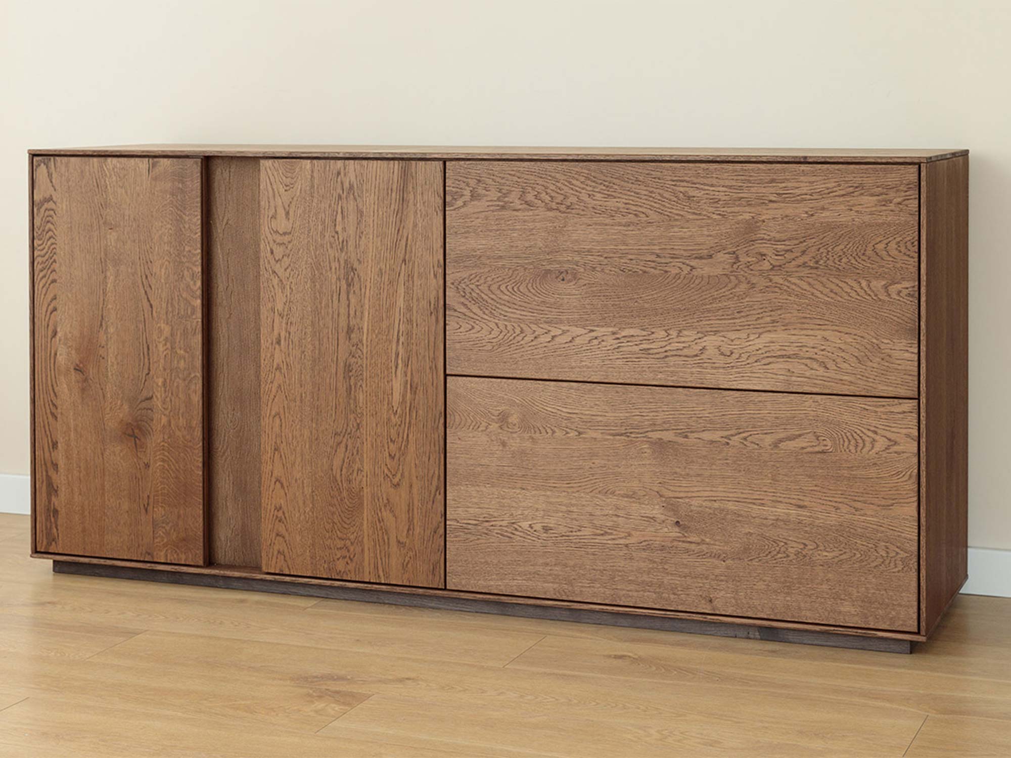 Komoda tabacco dębowa z drzwiami i szufladami na białym tle