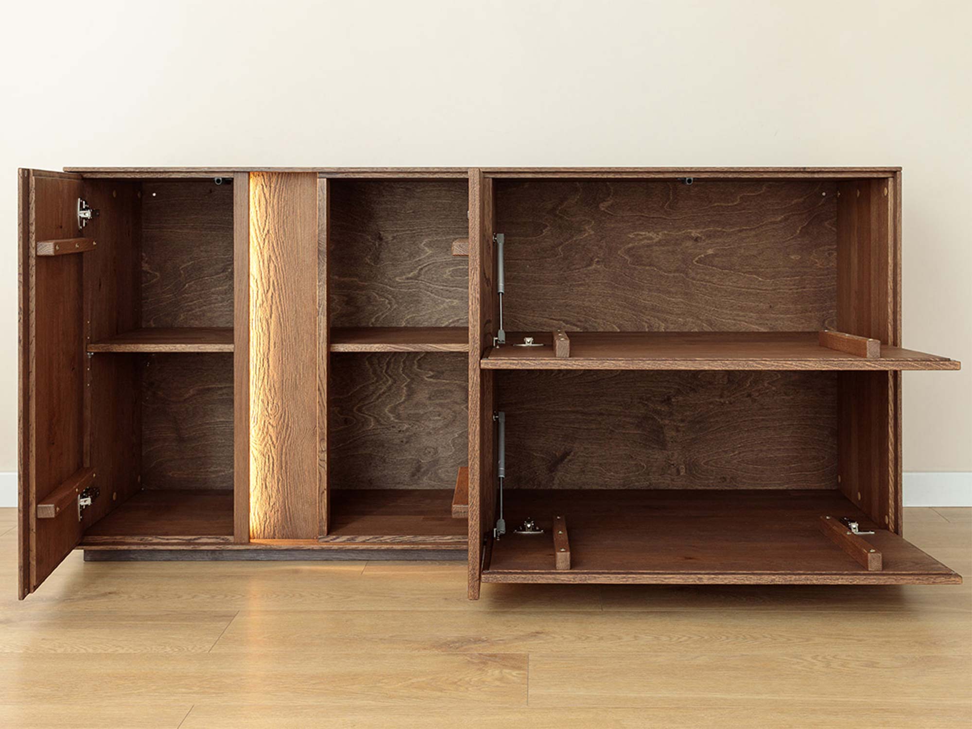 Wnętrze komody tabacco z otwartymi drzwiami klapami i półkami