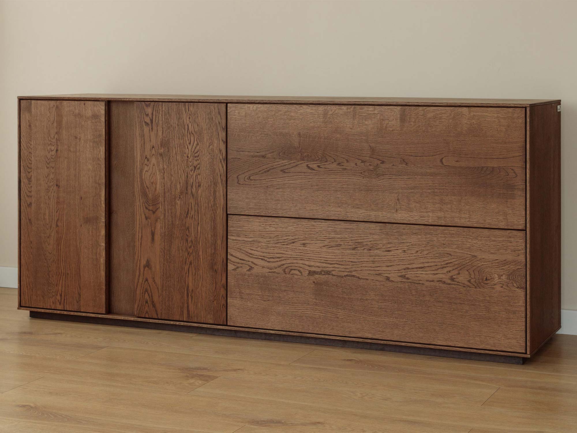 Komoda tabacco dębowa z drzwiami i szufladami na białym tle