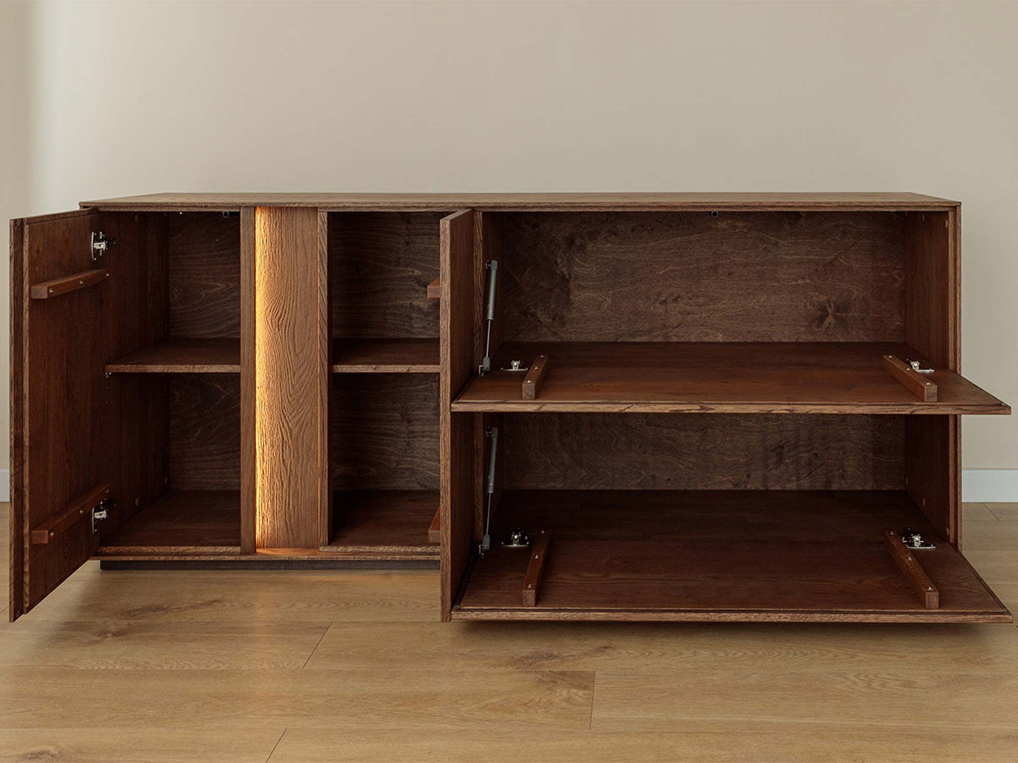 Wnętrze komody tabacco z otwartymi drzwiami klapami i półkami