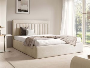 Miniaturka 11 - Łóżko tapicerowane kremowe z eleganckim prążkowanym zagłówkiem w sypialni